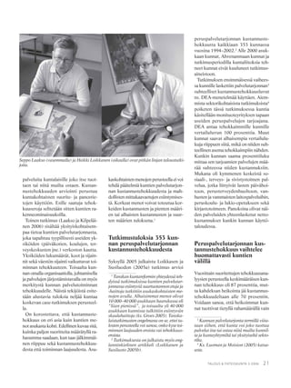 21TALOUS & YHTEISKUNTA 3·2006
palveluita kuntalaisille joko itse tuot-
taen tai niitä muilta ostaen. Kustan-
nustehokkuuden arviointi perustuu
kuntakohtaisten suorite- ja panostie-
tojen käyttöön. Esille saatuja tehok-
kuuseroja selitetään sitten kuntien ra-
kenneominaisuuksilla.
Toinen tutkimus (Laakso ja Kilpeläi-
nen 2006) sisältää yksityiskohtaisem-
paa tietoa kuntien palvelutarjonnasta,
joka tapahtuu tyypillisesti useiden yk-
siköiden (päiväkotien, koulujen, ter-
veyskeskusten jne.) verkoston kautta.
Yksiköiden lukumäärät, koot ja sijain-
nit sekä väestön sijainti vaikuttavat toi-
minnan tehokkuuteen. Toisaalta kun-
nan omalla organisaatiolla, johtamisella
ja palvelujen järjestämistavalla on myös
merkitystä kunnan palvelutoiminnan
tehokkuudelle. Näistä tekijöistä esite-
tään alustavia tuloksia neljää kuntaa
koskevan case-tutkimuksen perusteel-
la.
On korostettava, että kustannuste-
hokkuus on eri asia kuin kuntien me-
not asukasta kohti. Edellinen kuvaa sitä,
kuinka paljon suoritteita määrätyllä ra-
hasumma saadaan, kun taas jälkimmäi-
nen riippuu sekä kustannustehokkuu-
desta että toiminnan laajuudesta. Asu-
peruspalvelutarjonnan kustannuste-
hokkuutta kaikkiaan 353 kunnassa
vuosina 1994–2002.2
Alle 2000 asuk-
kaan kunnat, Ahvenanmaan kunnat ja
tutkimusperiodilla kuntaliitoksia teh-
neet kunnat eivät kuuluneet tutkimus-
aineistoon.
Tutkimuksen ensimmäisessä vaihees-
sa kunnille laskettiin palvelutarjonnan3
suhteelliset kustannustehokkuusluvut
ns. DEA-menetelmää käyttäen. Aiem-
mista sektorikohtaisista tutkimuksista4
poiketen tässä tutkimuksessa kuntia
käsitellään monituoteyrityksen tapaan
useiden peruspalvelujen tarjoajana.
DEA antaa tehokkaimmille kunnille
vertailuluvun 100 prosenttia. Muut
kunnat saavat alhaisempia vertailulu-
kuja riippuen siitä, mikä on niiden suh-
teellinen asema tehokkaimpiin nähden.
Kunkin kunnan saama prosenttiluku
mittaa sen tarjoamien palvelujen mää-
rää suhteessa niiden kustannuksiin.
Mukana oli kymmenen keskeistä so-
siaali-, terveys- ja sivistystoimen pal-
velua, jotka liittyivät lasten päivähoi-
toon, perusterveydenhuoltoon, van-
husten ja vammaisten laitospalveluihin,
peruskoulu- ja lukio-opetukseen sekä
kirjastotoimeen. Panoksina olivat näi-
den palveluiden yhteenlasketut netto-
kustannukset kunkin kunnan käyttö-
taloudessa.
Peruspalvelutarjonnan kus-
tannustehokkuus vaihtelee
huomattavasti kuntien
välillä
Vuosittain suoritettujen tehokkuusana-
lyysien perusteella keskimääräisen kun-
nan tehokkuus oli 87 prosenttia, mut-
ta kahdeksan heikointa jäi kustannus-
tehokkuudeltaan alle 70 prosentin.
Voidaan sanoa, että heikoimmat kun-
nat tuottivat tietyllä rahamäärällä vain
kaskohtaisten menojen perusteella ei voi
tehdä päätelmiä kuntien palvelutarjon-
nan kustannustehokkuudesta ja mah-
dollisten mittakaavaetujen esiintymises-
tä. Korkeat menot voivat toteutua kor-
keiden kustannusten ja pienten määri-
en tai alhaisten kustannusten ja suur-
ten määrien tuloksena.1
Tutkimustuloksia 353 kun-
nan peruspalvelutarjonnan
kustannustehokkuudesta
Syksyllä 2005 julkaistu Loikkasen ja
Susiluodon (2005a) tutkimus arvioi
1
Tanskan kuntareformin yhteydessä teh-
dyissä tutkimuksissa kuntien palvelutar-
jonnassa esiintyviä suurtuotannon etuja ja
-haittoja tutkittiin asukaskohtaisten me-
nojen avulla. Alhaisimmat menot olivat
10 000–40 000 asukkaan haarukassa eli
“liian pienissä”, ja toisaalta yli 40 000
asukkaan kunnissa tulkittiin esiintyvän
skaalahaittoja (ks. Groes 2005). Tanska-
laistutkimusten ongelmana on se, ettei tu-
losten perusteella voi sanoa, onko kyse toi-
minnan laajuuden eroista vai tehokkuus-
eroista.
2
Tutkimuksesta on julkaistu myös eng-
lanninkielinen artikkeli (Loikkanen ja
Susiluoto 2005b).
3
Kunnan palvelutarjonta-termillä viita-
taan siihen, että kunta voi joko tuottaa
palvelut itse tai ostaa niitä muilta kunnil-
ta ja kuntayhtymiltä tai yksityiseltä sekto-
rilta.
4
Ks. Luoman ja Moision (2005) katsa-
usta.
Seppo Laakso (vasemmalla) ja Heikki Loikkanen (oikealla) ovat pitkän linjan taloustutki-
joita.
 
