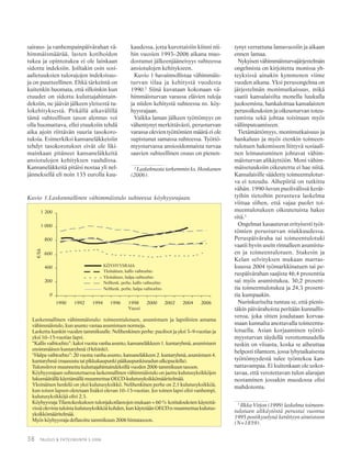 38 TALOUS & YHTEISKUNTA 3·2006
sairaus- ja vanhempainpäivärahan vä-
himmäismäärää, lasten kotihoidon
tukea ja opintotukea ei ole lainkaan
sidottu indeksiin. Joiltakin osin sosi-
aalietuuksien tulorajojen indeksisuo-
ja on puutteellinen. Ehkä tärkeintä on
kuitenkin huomata, että silloinkin kun
etuudet on sidottu kuluttajahintain-
deksiin, ne jäävät jälkeen yleisestä tu-
lokehityksestä. Pitkällä aikavälillä
tämä suhteellisen tason alennus voi
olla huomattava, ellei etuuksiin tehdä
aika ajoin riittävän suuria tasokoro-
tuksia. Esimerkiksi kansaneläkkeisiin
tehdyt tasokorotukset eivät ole liki-
mainkaan pitäneet kansaneläkkeitä
ansiotulojen kehityksen vauhdissa.
Kansaneläkkeitä pitäisi nostaa yli nel-
jänneksellä eli noin 135 eurolla kuu-
kaudessa, jotta kurottaisiin kiinni nii-
hin vuosien 1993–2006 aikana muo-
dostunut jälkeenjääneisyys suhteessa
ansiotulojen kehitykseen.
Kuvio 1 havainnollistaa vähimmäis-
turvan tilaa ja kehitystä vuodesta
1990.2
Siinä kuvataan kokonaan vä-
himmäisturvan varassa elävien tuloja
ja niiden kehitystä suhteessa ns. köy-
hyysrajaan.
Vaikka laman jälkeen työttömyys on
vähentynyt merkittävästi, perusturvan
varassa olevien työttömien määrä ei ole
supistunut samassa suhteessa. Työttö-
myysturvassa ansiosidonnaista turvaa
saavien suhteellinen osuus on pienen-
tynyt verrattuna lamavuosiin ja aikaan
ennen lamaa.
Nykyisen vähimmäisturvajärjestelmän
ongelmista on kirjoitettu monissa yh-
teyksissä ainakin kymmenen viime
vuoden aikana. Yksi perusongelma on
järjestelmän monimutkaisuus, mikä
vaatii kansalaisilta monella luukulla
juoksemista, hankaloittaa kansalaisten
perusoikeuksien ja oikeusturvan toteu-
tumista sekä johtaa toisinaan myös
väliinputoamiseen.
Tietämättömyys, monimutkaisuus ja
hankaluus ja myös etenkin toimeen-
tulotuen hakemiseen liittyvä sosiaali-
nen leimautuminen johtavat vähim-
mäisturvan alikäyttöön. Moni vähim-
mäisetuuksiin oikeutettu ei hae niitä.
Kansalaisille säädetty toimeentulotur-
va ei toteudu. Aihepiiriä on tutkittu
vähän. 1990-luvun puolivälissä kerät-
tyihin tietoihin perustuva laskelma
viittaa siihen, että vajaa puolet toi-
meentulotukeen oikeutetuista hakee
sitä.3
Ongelmat kasautuvat erityisesti työt-
tömien perusturvan niukkuudessa.
Peruspäiväraha tai toimeentulotuki
vaatii hyvin usein rinnalleen asumistu-
en ja toimeentulotuen. Stakesin ja
Kelan selvityksen mukaan marras-
kuussa 2004 työmarkkinatuen tai pe-
ruspäivärahan saajista 46,4 prosenttia
sai myös asumistukea, 30,2 prosent-
tia toimeentulotukea ja 24,3 prosent-
tia kumpaakin.
Nurinkuriselta tuntuu se, että pienis-
täkin päivärahoista peritään kunnallis-
veroa, joka sitten joudutaan korvaa-
maan kunnalta anottavalla toimeentu-
lotuella. Asian korjaaminen työttö-
myysturvan täydellä verottomuudella
tuskin on viisasta, koska se aiheuttaa
helposti tilanteen, jossa lyhytaikaisesta
työttömyydestä tulee työntekoa kan-
nattavampaa. Ei kuitenkaan ole uskot-
tavaa, että verotettavan tulon alarajan
nostaminen jossakin muodossa olisi
mahdotonta.
Kuvio 1.Laskennallinen vähimmäistulo suhteessa köyhyysrajaan.
Laskennallinen vähimmäistulo: toimeentulotuen, asumistuen ja lapsilisien antama
vähimmäistulo, kun asunto vastaa asumistuen normeja.
Laskettu kunkin vuoden tammikuulle. Nelihenkinen perhe: puolisot ja yksi 3–9-vuotias ja
yksi 10–15-vuotias lapsi.
“Kallis vaihtoehto”: kaksi vuotta vanha asunto, kansaneläkkeen 1. kuntaryhmä, asumistuen
ensimmäinen kuntaryhmä (Helsinki).
“Halpa vaihtoehto”:20 vuotta vanha asunto, kansaneläkkeen 2. kuntaryhmä, asumistuen 4.
kuntaryhmä (maaseutu tai pikkukaupunki pääkaupunkiseudun ulkopuolella).
Tulonsiirrot muunnettu kuluttajahintaindeksillä vuoden 2006 tammikuun tasoon.
Köyhyysrajaan suhteutettaessa laskennallinen vähimmäistulo on jaettu kulutusyksikköjen
lukumäärällä käyttämällä muunnettua OECD-kulutusyksikkömääritelmää.
Yksinäinen henkilö on yksi kulutusyksikkö. Nelihenkinen perhe on 2,1 kulutusyksikköä,
kun toisen lapsen oletetaan lisäksi olevan 10–13-vuotias. Jos toinen lapsi olisi vanhempi,
kulutusyksikköjä olisi 2,3.
Köyhyysraja Tilastokeskuksen tulonjakotilastojen mukaan = 60 % kotitalouksien käytettä-
vissä olevista tuloista kulutusyksikköä kohden, kun käytetään OECD:n muunnettua kulutus-
yksikkömääritelmää.
Myös köyhyysraja deflatoitu tammikuun 2006 hintatasoon.
2
Laskelmasta tarkemmin ks. Honkanen
(2006).
3
Ilkka Virjon (1999) laskelma toimeen-
tulotuen alikäytöstä perustui vuonna
1995 postikyselynä kerättyyn aineistoon
(N=1859).
 