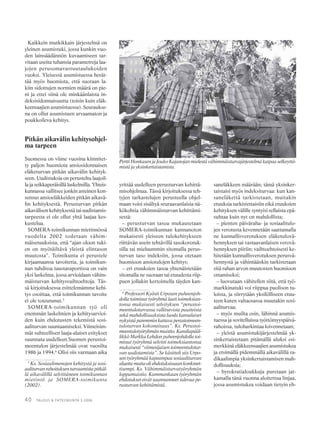 40 TALOUS & YHTEISKUNTA 3·2006
Kaikkein mutkikkain järjestelmä on
yleinen asumistuki, jossa kunkin vuo-
den lainsäädännön kuvaamiseen tar-
vitaan useita tuhansia parametreja laa-
jojen perusomavastuutaulukoiden
vuoksi. Yleisessä asumistuessa herät-
tää myös huomiota, että suoraan la-
kiin sidottujen normien määrä on pie-
ni ja ettei siinä ole minkäänlaista in-
deksisidonnaisuutta (toisin kuin eläk-
keensaajien asumistuessa). Seuraukse-
na on ollut asumistuen arvaamaton ja
poukkoileva kehitys.
Pitkän aikavälin kehitysohjel-
ma tarpeen
Suomessa on viime vuosina kiinnitet-
ty paljon huomiota ansiosidonnaisen
eläketurvan pitkän aikavälin kehityk-
seen. Uudistuksia on perusteltu laajoil-
la ja seikkaperäisillä laskelmilla. Yhteis-
kunnassa vallitsee jonkin asteinen kon-
sensus ansioeläkkeiden pitkän aikavä-
lin kehityksestä. Perusturvan pitkän
aikavälisen kehityksestä tai uudistamis-
tarpeesta ei ole ollut yhtä laajaa kes-
kustelua.
SOMERA-toimikunnan mietinnössä
vuodelta 2002 todetaan vähim-
mäisetuuksista, että “ajan oloon tuki-
en on myötäiltävä yleistä elintason
muutosta”. Toimikunta ei perustele
kirjaamaansa tavoitetta, ja toimikun-
nan tuhdissa taustaraportissa on vain
yksi laskelma, jossa arvioidaan vähim-
mäisturvan kehitysvaihtoehtoja. Täs-
sä kirjoituksessa esittelemämme kehi-
tys osoittaa, että toimikunnan tavoite
ei ole toteutunut.5
SOMERA-toimikunnan työ oli
enemmän laskelmien ja kehitysarvioi-
den kuin ehdotusten tekemistä sosi-
aaliturvan suuntaamiseksi. Viimeisim-
mät suhteellisen laaja-alaiset esitykset
suunnata uudelleen Suomen perustoi-
meentulon järjestelmää ovat vuosilta
1986 ja 1994.6
Olisi siis varmaan aika
yrittää uudelleen perusturvan kehittä-
misohjelmaa. Tässä kirjoituksessa teh-
tyjen tarkastelujen perusteella ohjel-
maan voisi sisältyä seuraavanlaisia nä-
kökohtia vähimmäisturvan kehittämi-
sestä:
– perusturvan tasoa mukautetaan
SOMERA-toimikunnan kannanoton
mukaisesti yleiseen tulokehitykseen
riittävän usein tehtävillä tasokorotuk-
silla tai mieluummin sitomalla perus-
turvan taso indeksiin, jossa otetaan
huomioon ansiotulojen kehitys;
– eri etuuksien tasoa yhtenäistetään
sitomalla ne suoraan tai etuudesta riip-
puen jollakin kertoimella täyden kan-
saneläkkeen määrään; tämä yksinker-
taistaisi myös indeksiturvaa: kun kan-
saneläkettä tarkistetaan, muitakin
etuuksia tarkistettaisiin eikä etuuksien
kehityksen välille syntyisi sellaista epä-
suhtaa kuin nyt on mahdollista;
– pienten päiväraha- ja sosiaalitulo-
jen verotusta kevennetään saattamalla
ne kunnallisverotuksen eläketulovä-
hennyksen tai vastaavanlaisen verovä-
hennyksen piiriin; vaihtoehtoisesti ke-
hitetään kunnallisverotuksen perusvä-
hennystä ja vähintäänkin tarkistetaan
sitä rahan arvon muutosten huomioon
ottamiseksi;
– luovutaan vähitellen siitä, että työ-
markkinatuki voi riippua puolison tu-
loista, ja siirrytään yksilölliseen etuu-
teen kuten valtaosassa muutakin sosi-
aaliturvaa;
– myös muilta osin, lähinnä asumis-
tuessa ja sovitelluissa työttömyyspäivä-
rahoissa, tuloharkintaa loivennetaan;
– yleistä asumistukijärjestelmää yk-
sinkertaistetaan pitämällä aluksi esi-
merkkinä eläkkeensaajien asumistukea
ja etsimällä pidemmällä aikavälillä ra-
dikaalimpia yksinkertaistamisen mah-
dollisuuksia;
– byrokratialoukkuja puretaan jat-
kamalla tänä vuonna aloitettua linjaa,
jossa asumistukea voidaan tietyin eh-
Pertti Honkasen ja Jouko Kajanojan mielestä vähimmäisturvajärjestelmä kaipaa selkeyttä-
mistä ja yksinkertaistamista.
5
Ks. Sosiaalimenojen kehitystä ja sosi-
aaliturvanrahoituksenturvaamistapitkäl-
lä aikavälillä selvittäneen toimikunnan
mietintö ja SOMERA-toimikunta
(2002).
6
Professori Kyösti Urposen puheenjoh-
dolla toiminut työryhmä laati toimeksian-
tonsa mukaisesti selvityksen “perustoi-
meentuloturvassa vallitsevista puutteista
sekä mahdollisuuksista luoda kansalaiset
nykyistä paremmin kattava perustoimeen-
tuloturvan kokonaisuus”. Ks. Perustoi-
meentulotyöryhmänmuistio.Kansliapääl-
likkö Markku Lehdon puheenjohdolla toi-
minut työryhmä selvitti toimeksiantonsa
mukaisesti “viimesijaisen toimeentulotur-
van uudistamista”. Se käsitteli siis Urpo-
sen työryhmää kapeampaa sosiaaliturvan
aluettamuttaoliehdotuksissaankonkreet-
tisempi. Ks. Vähimmäisturvatyöryhmän
loppumuistio. Kummankaan työryhmän
ehdotukset eivät suunnanneet tulevaa pe-
rusturvan kehittämistä.
 