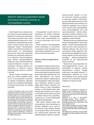 42 TALOUS & YHTEISKUNTA 3l
2008
Nykyinen valtionosuusjärjestelmä näyttää
kannustavan lisäämään vammais- ja
erityisoppilaiden osuutta.
Asukastiheyden kasvu vaikuttaa tulos-
tenmukaanesi-japerusopetuksenoppi-
laskohtaisia kustannuksia vähentävästi.
Tutkimuksessa selvitettiin myös muiden
syrjäisyystekijöiden vaikutusta esi- ja pe-
rusopetuksen oppilaskohtaisiin kustan-
nuksiin. Tulosten mukaan mallit, joissa
syrjäisyyttä mitattiin Tilastokeskuksen
uudella asutusrakennemuuttujalla (Fo-
calsum-mittari), oli selitysasteeltaan
parempi kuin mallit, jossa syrjäisyyden
kuvaajana oli asukastiheys, taajama-as-
te tai nykyisessä valtionosuusjärjestel-
mässä käytetty syrjäisyysindikaattori.
Tutkimusta varten kymmenluokkainen
Focalsum-indikaattori muutettiin viisi-
luokkaiseksi. Testatuissa malleissa ver-
tailukohtana oli tiheimmin asuttuun
luokkaan kuuluva väestö (ns. Focalsum
5. kvintiili).3
Tulosten mukaan vieraskielisten oppi-
laiden osuus kaikista oppilaista vaikut-
taa esi- ja perusopetuksen kustannuk-
sia lisäävästi. Vieraskielisten oppilaiden
osuuden kasvu yhdellä prosenttiyksiköl-
lä kasvattaa kustannuksia noin yhdellä
prosentilla.
3 Focalsum-menetelmässä koko maa on jaettu
neliökilometrin kokoisiin ruutuihin ja kunnan vä-
estö jaettu luokkiin sen mukaan, kuinka tiheään
asutulla alueella se asuu, kun myös henkilön ruu-
dun ympärillä olevien ruutujen väkimäärä ote-
taan huomioon. Näin ollen Focalsum-menetelmä
huomioi tilanteen, jossa kotitalous asuu harvaan
asutulla alueella, mutta lähialueet saattavat ol-
la hyvinkin tiheään asuttuja ja siksi palvelut ovat
helposti ja tehokkaasti järjestettävissä heille. Fo-
calsum-menetelmä ei rajaudu kuntarajojen si-
säpuolelle, vaan se ottaa huomioon myös naa-
purikunnan puolella olevat ruudut ympäröivien
ruutujen väestöä tarkasteltaessa. Focalsum-in-
dikaattorista keskustellaan tarkemmin Lehtosen
ym. (2008) tutkimuksessa.
Erityisoppilaiden osuuden kerroin on
tilastollisesti vain heikosti merkitsevä.
Kertoimen mukaan erityisoppilaiden
osuuden yhden prosenttiyksikön kas-
vu nostaa kustannuksia noin 0,3 pro-
sentilla.
Muista testatuista olosuhdetekijöistä
kunnan kaksikielisyys ja ruotsinkielises-
sä opetuksessa olevien oppilaiden osuus,
saamenkielisten oppilaiden osuus ja saa-
ristoisuus lisäsivät kustannuksia.
Nykyisen valtionosuusjärjestelmän
arviointia
Perusopetuksennykyisessävaltionosuus-
järjestelmässäonkäytössäyhteensäkym-
menenerikriteeriä,joidenpohjaltatuote-
taan kunnille valtionosuuden perusteena
olevat laskennalliset yksikköhinnat. Kes-
keiset laskentakriteerit ovat kunnan
asukastiheys, yläasteen oppilasmäärä ja
vammaisoppilaiden määrä, jotka lasken-
nassa koskettavat valtaosaa kunnista.
Jäljelle jäävät kriteerit vaikuttavat vain
osalle kunnista ja niiden taloudellinen
merkitys on siksi kokonaisuuden näkö-
kulmasta pieni. Kriteerien suuri määrä ja
se, että eräät kriteerit otetaan huomioon
osin kahteen kertaan (mm. asukastiheys,
saaristoisuus), on omiaan heikentämään
järjestelmän läpinäkyvyyttä.
Eräät nykyisin käytössä olevat valti-
onosuuskriteerit, kuten kaksikielisyys ja
yläasteen oppilaiden osuus, saivat tä-
tä tutkimusta varten tehdyssä tilastolli-
sessa analyysissä lähes samat kertoimet
kuin valtionosuuden laskennassa tällä
hetkellä käytetään. Näiltä osin nykyinen
valtionosuusmalli näyttäisi siis toimi-
van varsin hyvin. Toisaalta osa nykyisis-
tä kriteereistä näyttäisi tutkimustulos-
ten perusteella ylikompensoivan kuntia.
Tällaisia kriteereitä ovat esimerkiksi ruot-
sinkielisten oppilaiden osuus yli 50 pro-
sentin osuuden osalta, erityisoppilaiden
osuus, vammaisoppilaiden osuus, sekä
saaristokuntakriteerit. Selkeää alikom-
pensaatiota näyttäisi nykyisessä rahoi-
tusjärjestelmässä olevan vieraskielisten
oppilaiden osuuden kohdalla.
Nykyisessä valtionosuusjärjestelmässä
olevien erityisoppilaiden ja vammaisop-
pilaiden osuudet kokonaisoppilasmää-
rästä ovat viime vuosina kasvaneet voi-
makkaasti. Vaikuttaa siltä, että kunnat
ovat lisänneet näiden oppilaiden mää-
rää korkeamman yksikköhinnan kannus-
tamana. Näyttäisi siis siltä, että myös las-
kennallisen valtionosuusjärjestelmän
kriteereillä voi olla ohjausvaikutusta
kuntien toimintaan.
Nykyisessä esi- ja perusopetuksen val-
tionosuusjärjestelmässä kunnan asu-
kastiheydellä on keskeinen merkitys
asutusrakenteen mittarina. Tehtyjen
mallinnusten perusteella kuitenkin Ti-
lastokeskuksen kehittämä uusi Focal-
sum-indikaattori kuvaa kustannuseroja
paremmin kuin asukastiheys, syrjäisyys-
indikaattori tai taajama-aste.
Kirjallisuus
Lehtonen, S. & Lyytikäinen, T & Moisio, A.
(2008), Kuntien valtionosuuskriteerit tar-
kastelussa: Esi- ja perusopetus, päivähoito,
kirjastot ja kulttuuritoimi, VATT-keskustelu-
aloitteita 451.
Boadway, R. & Shah, A. (Eds.)(2007),
Intergovernmental Fiscal Transfers --
Principles and Practice, Washington, D.C.:
World Bank Public Sector Governance and
Accountability Series.
OECD (2006), Intergovernmental Transfers
and Decentralised Public Spending, COM/
CTPA/ECO/GOV/WP(2006)/3,OECDWorking
Papers.
VM (2008), Talouspolitiikan strategia 2008,
Taloudelliset ja talouspoliittiset katsaukset
22/2008.
 