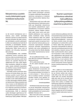 57TALOUS  YHTEISKUNTA 3l
2011
ria. Ikä menetti merkityksensä vain ti-
lanteissa, joissa etsittiin työntekijää
johtavaan asemaan tai erikoisosaamista
vaativaan tehtävään.Niin ikään vanhem-
pia työnhakijoita suosittiin palvelualoil-
la silloin, kun asiakaskunnan keski-ikä oli
korkeahko ja työntekijöiden ikäraken-
teen haluttiin vastaavan asiakaskunnan
ikärakennetta. Tällöin haussa usein oli
kuitenkin noin 40-vuotias, harvemmin
tätä vanhempi.
Henkilöstöpäälliköt eivät mielellään
myöntäneet nuorten suosimista rekry-
toinnissa, mikä on ymmärrettävää. Haas-
tateltavat olivat asemansa vuoksi hyvin
tietoisia niin syrjintään liittyvästä lain-
säädännöstä kuin myös uuden ikäpoli-
tiikan tavoitteista. Joidenkin oli selvästi
vaikea vastata esitettyihin kysymyksiin,
jos rehellinen vastaus tarkoitti ikäsyrjivi-
en käytäntöjen myöntämistä.
Yhtä kaikki nuorten suosiminen rekry-
toinnissa oli ilmeistä. Mutta miksi rekry-
toinnissa suosittiin nuoria? Yhtenä syy-
nä ikääntyneiden vaikean työllistymisen
taustalla on alan tutkimuskirjallisuudes-
sa nähty työnantajien kielteiset käsityk-
set ikääntyneistä.Tällaisia käsityksiä ovat
muun muassa se, että ikääntyneet ovat
nuoria vaikeammin koulutettavissa,heil-
lä on heikompi osaamistaso ja korkeam-
mat palkkavaatimukset, he ovat jous-
tamattomampia, heillä on vaikeuksia
uuden teknologian oppimisessa ja hei-
dän fyysinen ja psyykkinen kuntonsa on
heikentynyt (Taylor jaWalker 1994;Vaah-
tio 2002; Ilmarinen ym. 2003).Tämän ta-
paisia tuloksia työnantajien asenteista
on käytetty selittämään ikäsyrjintää rek-
rytoinnissa, ylennyksissä ja varhaisten
työstä poistumisreittien käytössä (Dun-
can 2003).
Vastaavanlaisia syitä nousi esille myös
tässä tutkimuksessa.Tutkimuksen perus-
teella syyt ikäsyrjintään rekrytoinnissa
ovat kuitenkin pääsääntöisesti organi-
saatiolähtöisiä ja harvemmin kielteisiin
asenteisiin nojaavia. Kaikkein tärkeim-
mäksi syyksi suosia nuoria uusia työn-
tekijöitä palkattaessa nousi organisaa-
tioiden henkilöstön korkea keski-ikä.
”Vanha” ikärakenne ikään kuin pakotti
suuntaamaan rekrytoinnin nuoriin, jotta
organisaatio pystyisi turvaamaan tarvit-
tavan työvoiman tulevaisuudessa ja var-
mistamaan organisatorisen tietotaidon
siirtymisen eteenpäin. Organisaatioissa
katsottiin, että uusina työntekijöinä yli
50-vuotiaat olivat liian lähellä eläkeikää,
jotta heidän kouluttamiseensa kannat-
taisi panostaa.
AP: Jos te palkkaatte ihmisiä, (--) niin …
onko iällä siinä merkitystä? Palkkaatteko
ikääntyneitä ikinä?
HP:En uskalla ääneen sanoa.
AP: Ette uskalla tässäkään sanoa ää-
neen?
HP:Joo,ei,mut siis…Siis terveen organi-
saation ikärakenteen turvaamiseksi, niin
kyllähän se varmaan se tosiasia on,että si-
tä nuorempaa porukkaa me tarvitaan. Se
on niin ku tosiasia. (--) Tää on niin ku se,
että me tavallaan tarvitaan nuorempaa
porukkaa myöskin. Uusia ajatuksia, uu-
sia, uusia…tuota niin vähän toimintata-
pojakin
(Henkilöstöpäällikkö)
Henkilöstön korkea keski-ikä oli legitii-
mi peruste ikäsyrjintään rekrytoinnissa,
ja käytäntö sai ymmärrystä niin ikäänty-
neiltä työntekijöiltä kuin luottamushen-
kilöiltäkin (Pärnänen 2011).
Myös muita syitä nuorten suosimiseen
rekrytoinnissa nousi esille. Ensinnäkin
nuorten alhaisempi palkkataso teki näis-
tä houkuttelevampaa työvoimaa.Toinen
syy oli pyrkimys minimoida mahdolliset
työkyvyttömyyseläkkeiden kustannuk-
set. Nuoria suosittiin, koska riski työky-
vyttömyyteen oli vanhemmilla suurem-
pi. Kolmas tekijä liittyi jaksamiseen ja
osaamiseen. Haastatelluilla oli selkeä kä-
sitys,että nuoret jaksavat paremmin hek-
tistä työtahtia ja fyysistä rasitusta. Niin
ikään nuorilla katsottiin olevan uudem-
man koulutuksen vuoksi uudempi tieto
alan oppilaitoksista sekä parempi kieli-
taito. Vanhempien työntekijöiden valtti,
pitkä kokemus, ei juuri painanut rekry-
tointipäätösten teossa, sillä työnantaja
arvosti nimenomaan omassa organisaa-
tiossaan hankittua kokemusta ja ”hiljais-
ta tietoa”.
HP5: (--) Kyllä se on niin ku kokemuksen
kautta tullu tuntuma siihen, että silloin
kun jos ihminen vaihtaa alaa vanhem-
malla iällä ja käy sitten kurssin jollekin
toiselle alalle, niin varsinkin tämmöselle
alalle, joka vaatii niin ku ihmiseltä hyvin
paljon,niin se ei taho onnistua.(--) Nimen-
omaan siitä se johtuu, ei niinkään siitä,
etteikö pystyis oppimaan niitä kaikkia asi-
oita,vaan siitä,että se paineensietokyky ei
oo enää niin hyvä. Että kuitenkin osittain
tämmönen stressinsietokyky ja (--) täm-
mönen skarppina olo, niin se on kuitenkin
osaltaan myöskin kokemuksen kautta tu-
levaa.(--)
(Henkilöstöpäällikkö)
Rekrytoinneissa suosittiin
nuoria,tärkeimpänä syynä
henkilöstön korkea keski-
ikä.
Nuorten suosimiseen
työhönotossa vaikuttivat
myös palkkataso,
työkyvyttömyyseläkkeet,
osaaminen ja jaksaminen.
 