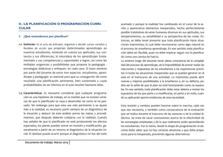 Documento de trabajo. Marzo 2014
II.- LA PLANIFICACIÓN O PROGRAMACIÓN CURRI-
CULAR
1. ¿Qué entendemos por planificar?
1.1. Definición. Es el acto de anticipar, organizar y decidir cursos variados y
flexibles de acción que propicien determinados aprendizajes en
nuestros estudiantes, teniendo en cuenta sus aptitudes, sus con-
textos y sus diferencias, la naturaleza de los aprendizajes funda-
mentales y sus competencias y capacidades a lograr, así como las
múltiples exigencias y posibilidades que propone la pedagogía -
estrategias didácticas y enfoques- en cada caso. El buen dominio
por parte del docente de estos tres aspectos -estudiantes, apren-
dizajes y pedagogía- es esencial para que su conjugación dé como
resultado una planificación pertinente, bien sustentada y cuyas
probabilidades de ser efectiva en el aula resulten bastante altas.
1.2. Características. Es necesario considerar que cualquier programa-
ción es una hipótesis de trabajo, en la medida que no existen certe-
zas de que lo planificado se vaya a desarrollar tal como se ha pen-
sado. Sin embargo para que esta sea más pertinente o se ajuste
más a la realidad, es necesario partir siempre de un diagnóstico de
la situación y deducir de este análisis previo las metas y procedi-
mientos, que después deberán cotejarse con la realidad. Cuando
hay señales de que lo planificado no está produciendo los efectos
esperados, los planes pueden entrar en revisión y modificación, ge-
neralmente a partir de un retorno al diagnóstico de la situación ini-
cial. El desfase puede ocurrir porque el diagnóstico no fue del todo
acertado o porque la realidad fue cambiando en el curso de la ac-
ción y aparecieron elementos inesperados, hecho perfectamente
posible tratándose de seres humanos diversos en sus aptitudes, sus
temperamentos, su sensibilidad o su perspectiva de las cosas. En-
tonces, se debe tener presente que toda planificación tiene situa-
ciones imprevistas, lo cual debe reconocerse como algo natural en
el proceso de enseñanza aprendizaje. En ese sentido toda planifica-
ción debe ser flexible, pues no debe implicar seguir con lo planifica-
do como una camisa de fuerza.
Lo anterior exige del docente tener plena consciencia de la compleji-
dad del proceso de aprendizaje, de la imposibilidad de prever todas las
reacciones y respuestas de los estudiantes a las experiencias previs-
tas ni todas las situaciones inesperadas que se puedan generar en el
aula en el transcurso de una actividad. Lo imprevisto puede abrir
nuevas y mejores posibilidades a la enseñanza o, en su defecto, po-
dría ser la señal de que el plan no está funcionando como se espera-
ba. En ese sentido, toda planificación debe estar abierta a revisar los
supuestos de los que parte y a modificarse, en parte o en todo, cuan-
do su aplicación aporta evidencias de esta necesidad.
Esta revisión y cambios pueden hacerse sobre la marcha, cada vez
que sea necesario, y también como consecuencia de la evaluación
que se realiza durante el trascurso de las sesiones o de la unidad di-
dáctica. Se trata de sacar conclusiones acerca de la efectividad de
las estrategias empleadas y de lo que realmente están aprendiendo
los estudiantes. Por lo tanto, desde la etapa de programación el do-
cente debe saber que no hay certezas absolutas y que debe prepa-
rarse para lo inesperado, previendo algunas alternativas.
 