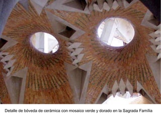 Detalle de bóveda de cerámica con mosaico verde y dorado en la Sagrada Família
 