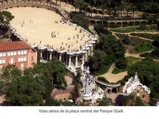 Vista aérea de la plaza central del Parque Güell.
 