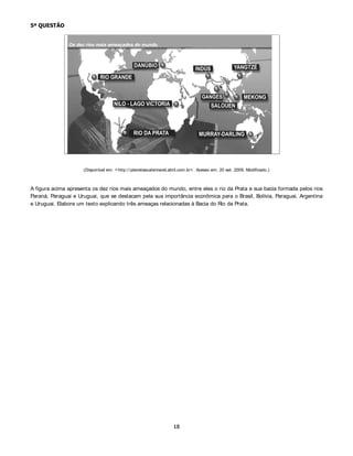  48(67­2



Os livros Primeiro caderno do aluno de poesia Oswald de Andrade (1927), de Oswald de Andrade, e Distraídos
venceremos (1987) , de Paulo Leminski, trazem imagens que revelam aspectos das poéticas de ambos os autores.




                                                                                   KAWA

                                                                O ideograma de kawa, rio, em japonês,
                                                                pictograma de um fluxo de água corrente,
                                                                   sempre me pareceu representar (na
                [ OBS.: entre os ramos de café, pode-se ler    vertical) o esquema do haikai, o sangue dos
                   “CAPITAL FEDEIRAL, NA BAHIA TEN,                três versos escorrendo na parede da
              FERNAMBUCO, VENTO ZUL, SECCA DO CEARÁ,                             página...
               AMAZONA-S, LÁ NO PIAUHI , CERGIPE”, etc.]


A) Justifique, do ponto de vista linguístico-literário, a representação gráfica dos termos “Capital Fedeiral”, “Na Bahia
   ten”, “Amazona-s” e “Cergipe”.
B) Além das palavras e imagens acima, considere os 7(;726    H  na página seguinte para indicar semelhanças
   e diferenças entre os supracitados livros.


7(;72                                          7(;72 

      “Brinquedo”                                       o amor, esse sufoco,
                                                     agora há pouco era muito,
      Roda roda São Paulo                               agora, apenas um sopro
      Mando tiro tiro lá
                                                        ah, troço de louco,
      Da minha janela eu avistava                    corações trocando rosas,
      Uma cidade pequena                                e socos
      Pouca gente passava
      Nas ruas. Era uma pena                    7(;72 

      [ ...]                                            “ARTE DO CHÁ”
      Os bondes da Light bateram                        ainda ontem
      Telefones na ciranda                           convidei um amigo
      Os automóveis correram                            para ficar em silêncio
      Em redor da varanda                            comigo

      Roda roda São Paulo                                ele veio
      Mando tiro tiro lá                             meio a esmo
      [ ...]                                             praticamente não disse nada
      Depois entrou no brinquedo                     e ficou por isso mesmo
      Um menino grandão
      Foi o primeiro arranha-céu                7(;72 

      Que rodou no meu céu                              tarde de vento
             ( Primeiro caderno do aluno de          até as árvores
poesia Oswald de Andrade)                               querem vir para dentro
                                                                ( Distraídos venceremos)
 