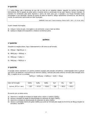  48(67­2



A uma determinada temperatura, um bloco de densidade     ρ   flutua em um líquido cuja densidade é o dobro da densidade
do bloco.

A) Desenhe o diagrama de forças que atuam no bloco em equilíbrio.
B) Determine a razão entre o volume submerso e o volume total do bloco nessa temperatura.
C) Sabendo que o coeficiente de dilatação volumétrica do líquido é cem vezes maior que o coeficiente de dilatação
   volumétrica β do bloco, determine qual deve ser a variação de temperatura para que o bloco fique com três quartos
   de seu volume submerso.


 48(67­2




O efeito Doppler é uma modificação na frequência detectada por um observador, causada pelo movimento da fonte e/ ou
do próprio observador. Quando um observador se aproxima, com velocidade constante, de uma fonte de ondas sonora
em repouso, esse observador, devido ao seu movimento, será atingido por um número maior de frentes de ondas do que
se permanecesse em repouso.


Considere um carro trafegando em uma estrada retilínea com velocidade constante de módulo 72 km/ h. O carro se
aproxima de uma ambulância em repouso à beira da estrada. A sirene da ambulância está ligada e opera com ondas
sonoras de comprimento de onda de λ = 50 FP . A velocidade de propagação do som no local é Y = 340 P / V .

A) Calcule a frequência do som emitido pela sirene da ambulância.
B) Calcule o número total de frentes de ondas que atinge o motorista do carro em um intervalo de tempo    ∆W = 3 V .
C) Calcule a frequência detectada pelo motorista do carro em movimento.


 48(67­2




Uma barra condutora de comprimento / e resistência desprezível desloca-se, sem atrito, com velocidade constante, com
suas extremidades apoiadas sobre dois trilhos paralelos perfeitamente condutores. Perpendicularmente ao plano dos
trilhos, existe um campo magnético uniforme de intensidade % . Os trilhos são ligados em uma de suas extremidades por
uma resistência U que se encontra no interior de um recipiente de paredes adiabáticas rígidas. No interior do recipiente,
também se encontram Q moles de um gás ideal monoatômico. A corrente elétrica induzida que passa pela resistência é
L   . A constante universal dos gases ideais é   5   .




                                                                                     /
                                             U




A) Determine a potência dissipada pela resistência.
                         ∆7
B) Determine a taxa         com que a temperatura do gás varia com o tempo.
                         ∆W
C) Determine o módulo da velocidade da barra.
 