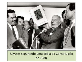 Ulysses segurando uma cópia da Constituição
de 1988.

 
