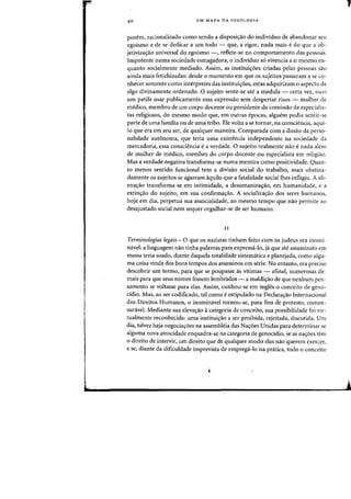 40 UM MAPA DA IDEOLOGIA
porem, racionalizado como senda a disposi~ao do individuo de abandonar seu
egoismo e de se dedicar a urn todD - que, a rigor, nada mais edo que a ob-
jetiviza~ao universal do egolsmo -, reflete-se no comportamento das pessoas.
Impotente numa sociedade esmagadora, 0 individuo 56 vivencia a si mesma en-
quanta socialmente mediado. Assim, as instituicr6es criadas pelas pessoas sao
ainda mais fetichizadas: desde 0 momento em que os sujeitos passaram a se co-
nhecer somente como interpretes das instituil;:oes, estas adquiriram 0 aspecto de
algo divinamente ordenado. 0 sujeito sente-se ate a medula - certa vez, olivi
urn patife usaf publicamente essa expressao sem despertar risos - mulher de
medico, membra de urn corpo docente au presidente da comissao de especialis-
tas religiosos, do mesmo modo que, em outras epocas, alguem podia sentir-se
parte de uma familia ou de uma tribo. Ele volta a se tornar, na consciencia, aqui-
10 que era em seu ser, de qualquer maneira. Comparada com a ilusao da perso-
nalidade aut6noma, que teria uma existencia independente na sociedade da
mercadoria, essa consciencia e a verdade. 0 sujeito realmente nao e nada alem
de mulher de medico, membro do corpo docente ou especialista em religiao.
Mas a verdade negativa transforma-se numa mentira como positividade. Quan-
to menos sentido funcional tem a divisao social do trabalho, mais obstina-
damente os sujeitos se agarramaquilo que a fatalidade sociallhes infligiu. A ali-
enac;:ao transforma-se em intimidade, a desumanizac;:ao, em humanidade, e a
extinc;:ao do sujeito, em sua confirmac;:ao. A socializac;:ao dos seres humanos,
hoje em dia, perpetua sua associalidade, ao mesmo tempo que nao permite ao
desajustado social nem sequer orgulhar-se de ser humano.
II
Terminologias legais- 0 que os nazistas tinham feito com as judeus era inomi-
navel: a linguagem nao tinha palavras para expressa-Io, ja que ate assassinato em
rnassa teria soado, diante daquela totalidade sistematica e planejada, como algu-
rna coisa vinda dos bons tempos dos assassinos em serie. No entanto, era preciso
descobrir urn terrno, para que se poupasse as vitirnas - afinal, numerosas de-
mais para que seus nomes fossem lembrados- a maldic;:ao de que nenhum pen-
samento se voltasse para elas. Assim, cunhou-se em ingles 0 conceito de geno-
ddio. Mas, ao ser codificado, tal como e estipulado na Dedarac;:ao Internacional
dos Direitos Humanos, 0 inominavel tornou-se, para fins de protesto, comen-
suravel. Mediante sua elevac;:ao a categoria de conceito, sua possibilidade foi vir-
tualmente reconhecida: uma instituic;:ao a ser proibida, rejeitada, discutida. Um
dia, talvez haja negociac;:6es na assembleia das Nac;:6es Unidas para determinar se
alguma nova atrocidade enquadra-se na categoria de genocidio, se as nac;:5es tern
o direito de intervir, urn direito que de qualquer modo elas nao querern exercer,
ese, diante da dificuldade imprevista de emprega-lo na pr<ltica, todo 0 conceito
1
 
