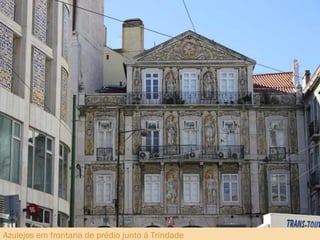 Azulejos em frontaria de prédio junto á Trindade 