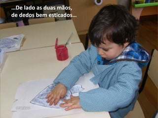 …De lado as duas mãos,
de dedos bem esticados…

 