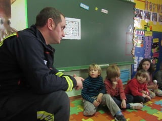 Un bomber a l´escola