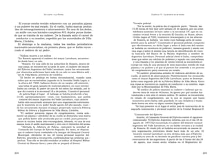 U N CANTO  A LA  P ATRIA  C APÍTULO  5 - L A MUERTE DE MI PADRE  El cuerpo estaba vestido solamente con un pantalón pijama  ” Versión policial  y un pulover en mal estado. En el cuello, había marcas profun-  ” Por la noche, la policía dio el siguiente parte:  “Siendo  las  das de estrangulamiento o ahorcamiento. En uno de los dedos,  15:30 horas de hoy (por ayer sábado 23 de agosto), por un aviso  telefónico anónimo se hace saber a la seccional 18°, que en un  un anillo con sus iniciales completas AVL dejaba pocas dudas  camino vecinal frente a la estación El Gaucho, ex Hume, altura  de que se trataba de su cadáver. De la frazada saltó el carnet de  Ovidio Lagos al 7000, totalmente descampado y en las afueras  conductor a su nombre, expedido por las autoridades de Villa  de Rosario, se hallaba  ‘un bulto cuyo hallazgo sería de sumo  María, Córdoba.  interés para la policía’”. Constituido el personal policial, comprobó  El  domingo  a  la  mañana,  todos  los  medios  periodísticos  que efectivamente, en dicho lugar y sobre el lado este del camino  nacionales anunciaban, en primera plana, que se había encon -  se hallaba un envoltorio de poliéster, tamaño grande y atado con  trado el cadáver de mi padre.  una soga y sobre el mismo una tarjeta de identificación de cuen-  ta  bancaria  del  Banco  de  la  Nación  Argentina  a  nombre  de  ” Hallose muerto a un militar  Argentino Larrabure. Personal policial abrió el bulto, comprobán-  ” En Rosario apareció el cadáver del mayor Larrabure, secuestra-  dose que sobre un colchón de poliéster y tapado con una sábana  do desde hace un año.  y una frazada y en posición de cúbito ventral se encontraba el  ” Rosario. En una calle de los suburbios de Rosario, dentro de  cuerpo sin vida de una persona de sexo masculino vestido de traje  una zanja, se encontró en la tarde de ayer, el cadáver del mayor  pijama y un pulóver y el que al parecer fue sometido a un proceso  del Ejército Argentino del Valle Larrabure, quien fue secuestrado  de congelamiento para conservar su estado.  por elementos sediciosos hace más de un año en una fábrica mili -  ” El cadáver presentaba señales de violencia alrededor de su  tar de Villa María, provincia de Córdoba.  cuello, al parecer de ahorcamiento. Posteriormente fue reconocido  ” El  hecho  se  produjo  en  forma  circunstancial,  cuando  unos  como el mayor Argentino del Valle Larrabure, quien se desempe-  niños que se encontraban jugando en la Avenida Ovidio Lagos, a  ñaba como segundo jefe de la Fábrica Militar de Villa María. Entre  la altura del  7200, hallaron dentro de un zanjón, allí existente,  sus ropas se encontró un registro de conductor a su nombre, expe-  una bolsa de gran tamaño de material plástico, en cuyo interior  dido por la Municipalidad de Villa María.  había un cuerpo. El padre de uno de los niños fue avisado, por lo  ” El médico de policía examinó su cadáver e informó que su  que dio cuenta a la seccional 18.a de policía. Cuando el personal  deceso data de más de 48 horas. Se ignora por qué medios fue  de policía llegó al lugar  -el hallazgo se habría producido a las  conducido a este sitio el extinto militar. El cadáver se encontraba  15:30,  aproximadamente-  creyó,  con  fundamentos,  que  podría  en  estado  de  congelamiento,  por  lo  que  se  supone  que  hasta  tratarse del mayor Argentino del Valle Larrabure, cuya muerte  momentos antes había sido guardado en una heladera o trasla-  había sido anunciada anteayer por una organización extremista  dado hasta ese sitio en algún camión frigorífico.  que lo mantenía en su poder desde agosto del año pasado, cuan -  ” Se hizo presente en el lugar el señor juez de instrucción de la  do fue secuestrado durante el ataque perpetrado contra la Fábrica  segunda nominación y personal superior de la Unidad Regional II.  Militar de Pólvora y Explosivos de Villa María, Córdoba.  ” El  cadáver  presenta  signos  de  congelamiento,  vestía  sola -  ” Comunicado del Ejército  mente un pijama y alrededor de su cuello se destacaba una marca  Anoche, el Comando General del Ejército emitió el siguiente  que podría haber sido producida por un cordel, pues presunta -  comunicado: ‘El Ejército Argentino informa que en el día 23 de  mente la víctima había sido estrangulada. Además, en una de sus  agosto de  1975 fue encontrado el cadáver del teniente coronel  manos lucía el anillo matrimonial y otro con el distintivo del arma.  Argentino del Valle Larrabure, en un baldío cercano a la ciudad  ” Alertada  la  Jefatura  de  Policía,  comunicó  la  novedad  al  de Rosario. El citado jefe se hallaba secuestrado en manos de  Comando del Cuerpo de Ejército Segundo. En tanto, se dispuso  una  organización  extremista  desde  hace  más  de  un  año.  El  que el cadáver fuera trasladado a la morgue del Hospital Central  teniente coronel Larrabure es otra víctima más que el Ejército  Municipal.  Alrededor  de  las  20  horas  personal  superior  del  inmola en aras de su decisión de pacificar nuestro país y del  Ejército, procedió a reconocerlo, confirmándose las primeras sos -  reencuentro de los argentinos. A partir de las 8 horas del día 24  pechas. Tras ello se decidió trasladar al militar al Hospital Militar  de  agosto,  sus  restos  serán  velados  en  el  Regimiento  de  Central en Buenos Aires y para ello se preparó el féretro.  204  205  