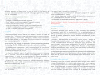 30
occasions familiales, les sources d’eau, les jours de marché etc. en l’absence de
structures de divertissements et de loisirs. Elle se distingue également par un faible
taux de scolarisation.
●	 Comment communiquer avec les femmes ?
- Aller à leur rencontre;
- Privilégier la communication directe et de groupe;
- Choisir un porte-parole femme qui parle le langage de la région;
- Eviter les attitudes ostentatoires et accusatrices;
- Respecter les traditions d’usage et se plier aux convenances locales;
- Prendre le temps d’expliquer en s’aidant d’un support audio-visuel;
- Les aider à s’exprimer et à partager leur expérience.
Les jeunes
Les jeunes constituent une des cibles les plus difficiles à atteindre en termes de
communication:L’utilisationdesmoyensdecommunicationenconstantemutation,
langage spécifique, communautés hétérogènes, intérêts divers et immédiats,
tranches d’âges flexibles etc. sont autant d’éléments à prendre en considération
pour toute stratégie qui leur est destinée.
Sur le critère de l’âge, le jeune est couramment désigné comme appartenant à une
tranche d’âge allant de 12 à 25 ans. Cependant, dans ce large éventail, il y a :
- Les préadolescents et adolescents : Pour la plupart scolarisés, ils constituent le
public des collégiens et des lycéens. Ils sont très réceptifs à l’action et sont encore
facilement consommateurs de services.
- Les étudiants : Public très exigeant et captif. Leurs attentes concernent beaucoup
plus sur le soutien à leur cursus. Ils ont des soucis de logement, de santé et se
trouvent souvent en dehors de la cellule familiale. Les étudiants constituent un
public relais à forte notoriété capable de fédérer et de s’engager.
- Les décrochés : Ils se trouvent en dehors des structures classiques et formelles.
Ils nécessitent un besoin fort de soutien et constituent souvent la cible prioritaire
d’actions de communication sociale.
●	 Communiquer efficacement avec les jeunes
- Les jeunes ont besoin d’être traités avec respect, dignité et d’être acceptés en
tant qu’individus.
- Les guider à l’aide d’exemples et d’instructions.
- Les féliciter pour leurs accomplissements et les aider sans porter de jugement
lorsqu’ils commettent des erreurs.
- Ils se fient aux adultes pour leur donner la liberté de tester leurs compétences et
leurs habiletés à prendre de bonnes décisions.
- Etre flexible et encourager leurs suggestions pour obtenir le succès.
Objectif spécifique 1 : Modifier le comportement des femmes rurales à des fins de
développement
Les moyens médiatiques
●	 La radio
Elle constitue le moyen le plus puissant et le plus économique pour atteindre
les populations rurales dans les régions isolées. C’est un outil important pour la
diffusionrapidedemessagessurdenouveauxconceptsettechniquesdeproduction
agricole, sur la santé, la nutrition, le planning familial et autres questions sociales
et culturelles.
Cependant, il faut faire preuve de créativité en utilisant la radio à des fins de
changement des comportements. Il est nécessaire de pallier le manque d’image
par une créativité vocale et musicale plus développée et plus recherchée. Une
fois ces principes pris en compte, la radio s’avère un vecteur de communication
très pertinent. Elle peut promouvoir le dialogue et la discussion sur les principaux
thèmes de développement rural et servir de tribune pour exprimer les opinions, les
besoins et les aspirations des femmes rurales.
Lesprogrammesradiosontplusefficaceslorsqu’ilssontréalisésaveclaparticipation
du public, lorsqu’ils comprennent des émissions en direct, des jeux-concours et des
débats dans les langues locales et qu’ils tiennent compte des traditions et de la
culture locale.
Les moyens scripto-audiovisuels
Les médias scripto-audio et visuels (diapositives, films, cassettes audio, boîtes à
images, affiches, dépliants, etc.) sont des outils précieux pour le travail de groupe
en milieu rural, aussi bien pour la sensibilisation que pour la formation sur un sujet
donné. Ils sont utilisés avec les femmes à l’heure et à l’endroit qui leur conviennent
: les agricultrices n’ont ni le temps ni l’argent pour se rendre aux centres de
formation et souvent, pour des raisons culturelles, ils ne peuvent assister à une
 