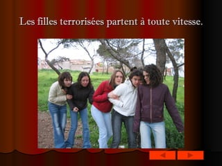 Les filles terrorisées partent à toute vitesse. 