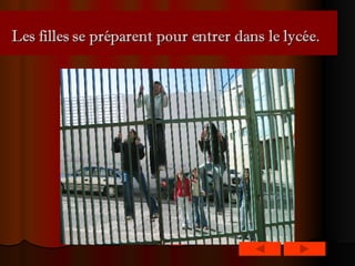 Les filles se préparent pour entrer dans le lycée.   