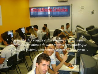 Consciência Coletiva
• “conjunto de crenças e dos sentimentos comuns à
média dos membros de uma mesma sociedade que
forma um sistema determinado com vida própria”.
•
 
