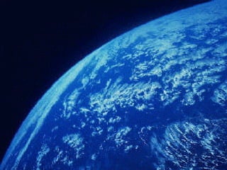 EL PLANETA TIERRA


No toda la masa de la nebulosa colapsó hacia el
centro sino que las partículas más alejadas
mediante el proceso de acreción formaron planetas
que quedaron atrapados en la órbita del Sol. Uno de
esos planetas era la Tierra.
 