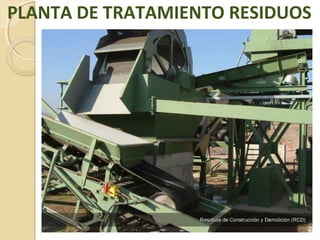 Vertederos de RSU
Tuberías de
evacuación
de gases
Frentes de
avance del
vertedero
Zanja de canalización
de escorrentía
Camino
de acceso
Zona de
recogida
de lixiviados
Pozo de control
de aguas
subterráneas
Material
impermeable
Tuberías de recogida
de lixiviados
Material permeable para
drenaje de lixiviados
Capas de residuos
compactados
Capas de tierra
Formación geológica
impermeable
 