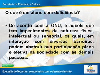 O que é um aluno com deficiência? De acordo com a ONU, é aquele que tem impedimentos de natureza física, intelectual ou sensorial, os quais, em interação com diversas barreiras, podem obstruir sua participação plena e efetiva na sociedade com as demais pessoas.   