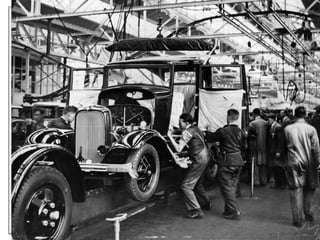 Júlia López Valera
2.LESREVOLUCIONSINDUSTRIALS EL FORDISME: EL SISTEMA DE PRODUCCIÓ EN CADENA O EN SÈRIE
El fordisme és un sistema de producció
industrial que pren el nom de l'empresa
automobilística Ford. Aquesta companyia va
aplicar per primer cop, al començament del
segle XX, la cadena de muntatge en la
fabricació de cotxes.
Ford va dividir el muntatge en tasques
especialitzades. A través de cintes
transportadores, les peces arribaven
automàticament al treballador, que feia
la seva part del muntatge i tornava a
deixar les peces a la cinta
transportadora; l'obrer que el seguia
duia a terme la tasca següent del procés
de muntatge.
Cada treballador feia sempre una mateixa i
única tasca, cosa que permetia augmentar
l'especialització del treball i, alhora, reduir el
temps dedicat a la producció de cada vehicle.
 