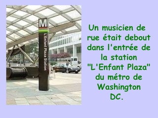 Un musicien de rue était debout dans l'entrée de la station "L'Enfant Plaza" du métro de Washington DC.  