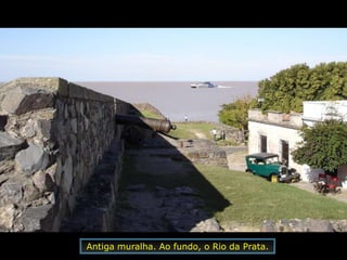 Antiga muralha. Ao fundo, o Rio da Prata.
 