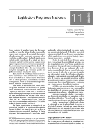 11




                                                                                                                                  Capítulo
                Legislação e Programas Nacionais


                                                                                                   Ladislau Araújo Skorupa
                                                                                                 José Maria Gusman Ferraz
                                                                                                               Sérgio Ahrens




Como resultado do amadurecimento das discussões                     ambiental e político-institucional. No âmbito nacio-
ocorridas ao longo das últimas décadas, tem crescido,               nal, a construção da Agenda 21 Brasileira busca defi-
cada vez mais, o consenso da necessidade da compati-                nir uma estratégia de desenvolvimento sustentável para
bilização das questões ambientais com as de ordem                   o País, a partir de um processo de articulação e parce-
econômica, social e cultural – incluindo a pobreza e a              ria entre o governo e a sociedade.
exclusão social, como forma de se atingir um desen-                         Dentro do contexto de desenvolvimento susten-
volvimento sustentável. Por sua vez, ocupam menos                   tável, e em particular da sustentabilidade agrícola, a ges-
espaços os posicionamentos extremados ou segmenta-                  tão adequada do recurso “solo” é uma questão impera-
dos, como os que reduzem os problemas globais à de-                 tiva, tendo em vista o grande número de impactos nega-
terioração do ambiente físico e dos seus componentes                tivos decorrentes de seu uso inadequado sobre os de-
biológicos, ou daqueles que colocam a questão dos                   mais recursos ambientais. Entre as conseqüências dano-
ganhos econômicos em primeiro plano.                                sas do mau uso do solo estão os processos de degrada-
        Este processo de conciliação entre o desenvolvi-            ção relacionados à erosão, desertificação, acidificação e
mento econômico e o meio ambiente tem se processa-                  salinização. Na área agrícola, o uso inadequado do solo,
do de forma lenta e de forma bastante diferenciada                  além de reduzir a sua capacidade produtiva, também
entre os setores produtivos, consumidores, sociedade                produz impactos negativos em outros recursos naturais,
civil organizada, e entre as diversas instâncias governa-           como no caso dos recursos hídricos, com a contamina-
mentais, nacionais e internacionais.                                ção e o assoreamento dos ambientes aquáticos.
        Sem dúvida, as discussões sobre o tema toma-                        Atividades não-agrícolas também têm promovi-
ram grandes dimensões com a realização de grandes                   do impactos negativos no recurso solo, como os advin-
fóruns internacionais realizados sob os auspícios da                dos das atividades de mineração, obras de infra-estrutura,
Organização das Nações Unidas (ONU) - incluindo-se                  expansões de áreas urbanas e industriais, entre outras.
aqui as reuniões preparatórias que as antecederam. Entre                    Ações governamentais voltadas à conservação e
eles estão a Conferência das Nações Unidas sobre o                  uso do solo são identificadas, em sua maioria, no bojo
Meio Ambiente Humano – ou Conferência de Esto-                      da política ambiental do País, onde, cada vez mais, os
colmo, 1972, e a Conferência das Nações Unidas so-                  conceitos de desenvolvimento sustentável se consolidam.
bre o Meio Ambiente e Desenvolvimento (CNUMAD)                              Abaixo é apresentada a legislação mais relevan-
no Rio de Janeiro, em 1992, ou Eco-92.                              te relacionada ao uso do solo no Brasil, bem como os
        De forma inquestionável, a construção de um                 principais Programas Nacionais que tratam, direta ou
processo de conciliação se refletiu na elaboração da                indiretamente, do uso sustentável dos recursos natu-
Agenda 21 global 1, um plano de ação para se alcançar               rais, e que trazem em seu interior relações com o uso e
o desenvolvimento sustentável, abordando de forma                   a ocupação do solo brasileiro.
integrada e sistêmica as dimensões econômica, social,

1
 Um dos documentos oficiais da CNUMAD, ao lado da Declara-          Legislação Sobre o Uso do Solo
ção do Rio de Janeiro sobre o Meio Ambiente e o Desenvolvimen-
to; da Convenção sobre Mudanças Climáticas; da Declaração de        De forma genérica, toda a legislação brasileira é inter-
Princípios sobre Florestas e da Convenção sobre a Biodiversidade.   vencionista, limitando ou restringindo os poderes ine-

                                                                                                                          121
 