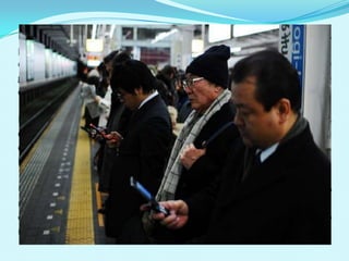 En el uso del teléfono móvil o celular, como se conoce en otros países, no tiene una regulación oficial en cuanto a su uso, pero si que hay un código no escrito y que es, de forma bastante generalizada, bien aceptado por los usuarios de este dispositivo de comunicación.El uso del teléfono móvil, conlleva respetar unas reglas mínimas de educación que, en algunos casos, como todo el mundo puede comprobar, no son conocidas o respetadas por los usuarios, haciendo un mal uso de su teléfono.Un dispositivo como el teléfono móvil, que acompaña en todo momento, en todo lugar y que puede "viajar" en, prácticamente, cualquier sitio es bueno que tenga algunas normas para que el uso no se convierta en abuso.