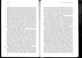 30
35
40
45
7
5
10
15
8
5
Utilitarismo
sua força todos os outros desejos. Nestes casos os meios não se tornaram
apenas parte do fim: tornaram-se uma parte mais importante do que qual-
quer uma das coisas para as quais são meios. Aquilo que chegou a ser
desejado como instrumento para atingir a felicidade acabou por se tornar
desejado por si mesmo. Ao ser desejado por si mesmo é, no entanto, dese-
jado enquanto parte da felicidade. A pessoa torna-se feliz, ou pensa que se
tornaria feliz, com a sua simples posse, e torna-se infeliz por não conseguir
obtê-lo. O desejo da sua posse não é diferente do desejo de felicidade, veri-
ficando-se o mesmo com o amor à música ou com o desejo de saúde. Estes
estão incluídos na felicidade. São alguns dos elementos que constituem o
desejo de felicidade. A felicidade não é uma ideia abstracta, mas um todo
concreto, e estas são algumas das suas partes. E o padrão utilitarista san-
ciona e aprova esta situação. A vida seria uma coisa pobre, muito mal
fornecida de fontes de felicidade, se não houvesse esta provisão da natureza
pela qual objectos inicialmente indiferentes, mas que conduzem ou estão
associados de outro modo à satisfação dos nossos desejos primitivos, tor-
nam-se em si mesmos fontes de prazer mais valiosas do que os prazeres
primitivos devido à sua permanência, ao espaço da existência humana que
são capazes de abranger e até à sua intensidade.
Segundo a concepção utilitarista, a virtude é um bem deste género. Não
houve um desejo original de virtude, ou um motivo para ela, independente
da sua capacidade para conduzir ao prazer e, em especial, à protecção con-
tra a dor. Contudo, através da associação assim formada, a virtude pode ser
vista como um bem em si mesma e desejada enquanto tal com uma intensi-
dade tão grande como qualquer outro bem. E isto com uma diferença
relativamente ao amor ao dinheiro, ao poder ou à fama: enquanto que todas
essas coisas podem tornar o indivíduo nocivo para os outros membros da
sociedade a que pertence, o que acontece muitas vezes, nada o torna mais
benéfico para os outros do que cultivar o amor desinteressado à virtude.
Consequentemente, o padrão utilitarista, ao mesmo tempo que tolera e
aprova esses outros desejos adquiridos até ao ponto além do qual eles
seriam mais prejudiciais do que benéficos para a felicidade geral, prescreve
e exige que se cultive o amor à virtude com a maior força possível, já que
ela é importante, acima de todas as coisas, para a felicidade geral.
Resulta das considerações precedentes que, na verdade, nada é desejado
excepto a felicidade. Tudo aquilo que não é desejado como um meio para
um fim que o ultrapassa, e em última análise para a felicidade, é desejado
enquanto parte da felicidade - e não é desejado por si mesmo enquanto
isso não acontecer. Aqueles que desejam a virtude por si mesma, desejam-
78
IV. Do tipo de prova que o princfpio da utilidade admite
-na porque ter consciência dela é um prazer, porque a consciência de estar
sem ela é uma dor ou por ambas as razões. Como, na verdade, o prazer e a
dor quase nunca existem separadamente, estando quase sempre juntos, a
mesma pessoa sente prazer na medida em que alcançou a virtude e dor por
não a ter alcénçado mais. Se uma destas coisas não lhe desse qualquer pra-
zer, e a outra qualquer dor, ela não amaria ou desejaria a virtude, ou
desejá-Ia-ia apenas para os outros benefícios que poderia produzir para si
própria ou para as pessoas com as quais se importa.
Temos agora, então, uma resposta para o problema de saber que género
de prova admite o princípio da utilidade. Se a opinião que acabei de apre-
sentar for psicologicamente verdadeira, se a natureza humana estiver
constituída de maneira a desejar só aquilo que é uma parte da felicidade ou
um meio para a felicidade, não podemos ter e não exigimos qualquer outra
prova de que estas são as únicas coisas desejáveis. Se isto for verdade, a
felicidade é o único fim da acção humana, e a sua promoção o teste para
julgar toda a conduta humana. Daqui segue-se necessariamente que ela tem
de ser o critério da moralidade, pois uma parte está incluída no todo.
E agora, para decidir se é realmente assim, se os seres humanos não dese-
jam nada por si mesmo, excepto aquilo que para eles é um prazer ou aquilo
cuja ausência é uma dor, chegamos evidentemente a uma questão de facto e
expeliência que, como todas as questões semelhantes, está dependente da evi-
dência. Esta questão pode ser resolvida apenas através da experiente
consciência e observação de si próplio, assistida pela observação dos outros.
Acredito que estas fontes de evidência, consultadas imparcialmente, irão
declarar que desejar uma coisa e considerá-la aprazível, ter-lhe aversão e con-
siderá-la dolorosa, são fenómenos completamente inseparáveis, ou melhor,
duas partes do mesmo fenómeno. Para falar com rigor, são dois modos dife-
rentes de nomear o mesmo facto psicológico: conceber um objecto como
desejável (independentemente das suas consequências) e concebê-lo como
aprazível são uma e a mesma coisa; e não desejar uma coisa na medida em
que a ideia dessa coisa é aprazível é uma impossibilidade física e metafísica.
Isto parece-me tão óbvio que, espero, dificilmente será posto em causa.
Não se objectará que, em última análise, o desejo pode dirigir-se a uma
coisa que não o prazer e a isenção de dor, mas poder-se-á alegar que a von-
tade é diferente do desejo, que uma pessoa de virtude comprovada, ou
qualquer outra pessoa com propósitos determinados, persegue os seus pro-
pósitos sem pensar no prazer que tem ao contemplá-los ou que espera
retirar da sua realização, persistindo na sua prossecução, ainda que esses
prazeres estejam muito diminuídos (devido a mudanças no seu carácter ou
79
10
9
10
10
11
 