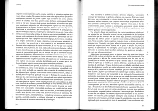 Utilitarismo
sugerem ocasionalmente acções enadas, também os segundos sugiram por
vezes juízos errados. No entanto, embora uma coisa seja acreditar que temos
sentimentos naturais de justiça e outra seja reconhecê-los como critério
último de conduta, estas duas opiniões estão, de facto, estreitamente ligadas
15 entre si. Os seres humanos estão sempre predispostos a acreditar que qual-
quer sentimento subjectivo que não consigamos explicar de outra maneira,
é uma revelação de alguma realidade objectiva. O nosso presente objectivo é
determinar se a realidade à qual cOlTesponde o sentimento de justiça precisa
de uma revelação especial, se a justiça ou injustiça de uma acção é uma coisa
20 intrinsecamente peculiar, distinta de todas as suas outras qualidades, ou se é
apenas uma combinação de algumas dessas qualidades, apresentada sob um
aspecto peculiar. Para o propósito desta investigação, é proveitoso considerar
se o próprio sentimento de justiça e injustiça, como as nossas sensações de
cor e gosto, é sui generis, ou se, pelo contrário, é um sentimento derivado,
25 formado pela combinação de outros sentimentos. E isto é o que mais importa
examinar, pois as pessoas, em geral, estão suficientemente dispostas a admi-
tir que, objectivamente, as injunções da justiça coincidem com uma parte do
campo da conveniência geral, mas, na medida em que o sentimento mental
subjectivo da justiça é diferente daquele que habitualmente está ligado à sim-
30 pIes conveniência e (excepto em casos extremos deste último) muito mais
imperativo nas suas exigências, elas têm dificuldade em ver na justiça apenas
uma espécie ou um ramo particular da utilidade geral, e pensam que a sua
força obrigante superior requer uma Oligem totalmente diferente.
3 Para esclarecer esta questão, é necessário tentar determinar a caracterís-
tica distintiva da justiça ou da injustiça, ou seja, detenninar a qualidade, se é
que ela existe, atribuída em comum a todos os modos de conduta denomina-
dos injustos (pois a justiça, como muitos outros atributos morais, define-se
5 melhor pelo seu oposto), qualidade essa que os distingue dos modos de con-
duta que são reprovados sem que lhes seja aplicado esse epíteto reprobatório
específico. Se, em tudo aquilo que os homens estão acostumados a caracteli-
zar como justo ou injusto, estiver sempre presente um certo attibuto ou uma
certa colecção de atributos, podemos investigar se esse atlibuto pmiicular ou
10 essa combinação pmiiculm' de atributos seriam capazes de germ' um senti-
mento com esse cm'ácter e intensidade peculiares em vütude das leis gerais
da nossa constituição emocional, ou se, em vez disso, o sentimento é inexpli-
cável e tem de ser visto como uma provisão especial da natureza. Se
descoblirmos que a primeira hipótese é verdadeü'a, teremos, ao resolver esta
15 questão, resolvido também o problema principal; se a segunda for verda-
deira, teremos de procurm' outro modo de o investigm'.
84
V. Da conexão entre justiça e utilidade
Para encontrar os atributos comuns a diversos objectos, é necessário 4
começar por examinar os próprios objectos em concreto. Por isso, consi-
deremos sucessivamente os vários modos de acção, bem como as
estruturas sociais humanas, que a opinião universal ou amplamente difun-
dida classifica como justos ou injustos. Aquelas coisas que, à luz do 5
conhecimento geral, excitam os sentimentos associados a esses nomes
têm um carácter muito diversificado. Vou indicá-las rapidamente sem
estudar qualquer estrutura particular.
Em primeiro lugar, na maior parte dos casos considera-se injusto pri- 5
vaI' alguém da sua liberdade pessoal, da sua propriedade ou de qualquer
outra coisa que lhe pertença por lei. Temos aqui, portanto, um exemplo da
aplicação dos termos <<justo»e «injusto» num sentido perfeitamente defi-
nido. Neste sentido, é justo respeitar, e injusto violar, os direitos legais de
qualquer um. Contudo, este juízo admite diversas excepções, excepções
essas que surgem das outras formas sob as quais as noções de justiça e
injustiça se apresentam. Por exemplo, a pessoa que sofre a privação pode
ter (como se costuma dizer) perdido os direitos dos quais está privada
um caso que retomaremos aqui. 10
Além disso, em segundo lugar, os dü'eitos legais dos quais uma pessoa 6
está privada podem ser direitos que não deveriam ter-lhe pertencido. Por
outras palavras, a lei que lhe confere esses direitos pode ser uma má lei.
Quando isso se velifica, ou quando (o que é o mesmo pm'a os nossos propó-
sitos) se supõe que se verifica, as opiniões diferem a respeito da justiça ou 5
injustiça de a infringir, t Alguns defendem que um cidadão individual nunca
deve desobedecer a uma lei, por muito má que seja, e que, se revelar alguma
oposição à lei, deve fazê-lo apenas pm'a tentar que uma autoridade compe-
tente a altere. Aqueles que defendem esta opinião (que condena muitos dos
benfeitores mais ilustres da humanidade e que protegeria frequentemente 10
instituições perniciosas das únicas mmas que, no estado de coisas existente
na sua época, tinham alguma hipótese de as derrotar), fazem-no por uma
questão de conveniência, alegando sobretudo que, para o interesse comum da
humanidade, é importante manter inviolado o sentimento de submissão à lei.
Outras pessoas, por sua vez, defendem a opinião dü'ectmnente contrária, ou 15
seja, a de que se pode desobedecer üTepreensivelmente a qualquer lei consi-
derada má, mesmo que não seja considerada injusta, mas apenas
inconveniente, enquanto outros confinm'imn a autorização para desobedecer
ao caso das leis injustas, No entanto, alguns dizem que todas as leis inconve-
nientes são injustas, pois qualquer lei impõe uma restrição à liberdade 20
natural dos seres humanos, restlição essa que é uma injustiça caso não esteja
legitimada pela prossecução do bem da humanidade. Entre as diversas opi-
85
 