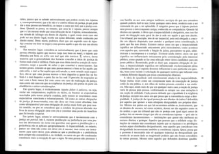 Utilitarismo
niões, parece que se admite universalmente que podem existir leis injustas
e, consequentemente, que a lei não é o critério último da justiça, já que pode
25 dar a uma pessoa um benefício, ou impor a outra um mal, que a justiça con-
dena. Quando se pensa, no entanto, que uma lei é injusta, parece sempre
que o é do mesmo modo que uma infracção da lei é injusta, nomeadamente,
em virtude de infringir um direito de alguém, o qual, como neste caso não
pode ser um direito legal, recebe um nome diferente, sendo conhecido por
30 direito moral. Deste modo, podemos dizer que um segundo caso de injus-
tiça consiste em tirar ou negar a uma pessoa aquilo a que ela tem um direito
moral.
7 Em terceiro lugar, considera-se universalmente que é justo que cada
pessoa obtenha aquilo que merece (seja isso bom ou mau), e injusto que
obtenha um bem ou sofra um mal que não merece. É, talvez, desta
maneira que a generalidade dos homens concebe a ideia de justiça da
forma mais clara e enfática. Dado que essa ideia envolve a noção de mere-
cimento, surge a questão de saber o que constitui o merecimento. Em
termos gerais, entende-se que uma pessoa merece o bem se faz aquilo que
está certo, o mal se faz aquilo que está errado, e, num sentido mais especí-
fico, diz-se que uma pessoa merece o bem daqueles a quem faz ou fez
10 bem e o mal daqueles a quem faz ou fez mal. O preceito de responder ao
mal com o bem nunca foi visto como um caso de realização da justiça,
mas como um caso em que as exigências da justiça são postas de parte em
obediência a outras considerações.
8 Em quarto lugar, é evidentemente injusto faltar à palavra, ou seja,
violar um compromisso, explícito ou tácito, ou frustrar as expectativas
suscitadas pela nossa própria conduta, pelo menos se suscitámos essas
expectativas consciente e voluntariamente. Tal como as outras obrigações
5 de justiça já mencionadas, esta não deve ser vista como absoluta, mas
como ultrapassável por uma obrigação de justiça mais forte que pese nou-
tro sentido, ou por se considerar que a conduta da pessoa afectada nos
livra da nossa obrigação para com ela e constitui uma perda do benefício
que foi levada a esperar.
9 Em quinto lugar, admite-se universalmente que é inconsistente com a
justiça ser parcial, isto é, mostrar predilecção ou preferência por uma pes-
soa em detrimento de outra em questões nas quais a predilecção e a
preferência não se aplicam apropriadamente. A imparcialidade, no entanto,
5 parece ser vista não como um dever em si mesmo, mas como um instru-
mento para outro dever, pois admite-se que a predilecção e a preferência
nem sempre são censuráveis e, na verdade, os casos em que são condenadas
constituem mais a excepção do que a regra. Se uma pessoa não prestasse à
86
V. Da conexão entre justiça e utilidade
sua família ou aos seus amigos melhores serviços do que aos estranhos
quando poderia fazê-lo sem violar qualquer outro dever, tenderia mais a ser 10
censurada do que a ser aplaudida. E ninguém pensa que é injusto preferir
uma pessoa a outra enquanto amiga, conhecida ou companheira. Quando há
direitos em questão, é óbvio que a imparcialidade é obrigatória, mas isso faz
parte da obrigação mais geral de dar a cada um aquilo a que tem direito.
Um tlibunal, por exemplo, tem de ser imparcial, pois está obrigado a conce- 15
der um objecto disputado, sem atender a qualquer outra consideração, à
parte que lhe tem direito. Existem outros casos em que a imparcialidade
significa ser influenciado unicamente pelo merecimento, como acontece
com aqueles que, exercendo a função de juízes, preceptores ou pais, admi-
nistram a recompensa e o castigo. Existem ainda outros casos em que 20
significa ser influenciado unicamente pela consideração pelo interesse
público, como quando se faz uma selecção entre váIios candidatos para um
posto público. Resumindo, pode-se dizer que, enquanto obrigação de jus-
tiça, a imparcialidade significa ser influenciado exclusivamente pelas
considerações que é suposto deverem influenciar o caso particular em ques- 25
tão, bem como resistir à solicitação de quaisquer motivos que induzam uma
conduta diferente daquela que essas considerações ditariam.
A ideia de igualdade está estreitamente aliada à de imparcialidade. 10
Surge muitas vezes como um componente tanto da concepção de justiça
como da sua prática, e, aos olhos de muitas pessoas, constitui a sua essên-
cia. Mas aqui, ainda mais do que em qualquer outro caso, a noção de justiça
valia de pessoa para pessoa, conformando-se sempre nas suas vadações à 5
sua noção de utilidade. Cada pessoa defende que a igualdade é a exigência
da justiça, excepto nos casos em que pensa que a conveniência exige a desi-
gualdade. A justiça de dar igual protecção aos direitos de todos é defendida
por aqueles que apoiam a mais ultrajante desigualdade nos próprios direi-
tos. Mesmo nos países em que há escravatura admite-se, teOlicamente, que 10
os direitos do escravo, tal como existem, devem ser tão sagrados como os
do senhor, e que um tribunal que não os proteja com igual rigor carece de
justiça, isto ao mesmo tempo que não se consideram injustas - pois não se
consideram inconvenientes instituições que quase não atribuem ao
escravo direitos a proteger. Aqueles que pensam que a utilidade exige dis- 15
tinções de estatuto não consideram injusto que as riquezas e os privilégios
sociais sejam distribuídos desigualmente, mas aqueles que consideram esta
desigualdade inconveniente também a consideram injusta. Quem pensa que
o governo é necessário não vê qualquer injustiça na desigualdade que
resulta de se terem dado ao magistrado poderes que não foram concedidos 20
às outras pessoas. Mesmo entre aqueles que defendem doutrinas igualitá-
87
 