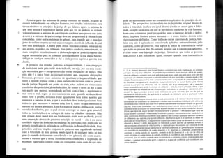 35
5
10
36
5
10
15
20
25
Utilitarismo
A maior parte das máximas da justiça correntes no mundo, às quais se
recorre habitualmente nas relações humanas, são simples instrumentos para
tornar efectivos os princípios da justiça de que falámos agora. A máxima de
que uma pessoa é responsável apenas pelo que fez ou poderia ter evitado
voluntmiamente, a máxima de que é injusto condenm' uma pessoa sem antes
a ouvir e a máxima de que o castigo deve ser proporcional à ofensa foram
concebidas, como outras máximas do género, pal'a impedir que o princípio
justo do mal em resposta ao mal seja cOlTompido através da inflicção do mal
sem essa justificação. A maior pmte destas máximas comuns entraram em
uso através da prática dos ttibunais. Esta prática conduziu, naturalmente, ao
mais completo reconhecimento e elaboração que se poderia esperar das
regras necessárias para os tribunais desempenharem a sua dupla função:
infligir os castigos merecidos e dar a cada pessoa aquilo a que ela tem
direito.
A primeira das virtudes judiciais, a imparcialidade, é uma obrigação
de justiça em parte pela razão atrás indicada, ou seja, por ser uma condi-
ção necessária para o cumprimento das outras obrigações de justiça. Mas
esta não é a única fonte do elevado estatuto que, enquanto obrigações
humanas, possuem essas máximas de igualdade e imparcialidade, que
tanto a opinião populm' como a mais esclarecida incluem entre os precei-
tos da justiça. Segundo um ponto de vista, estas podem ser vistas como
corolários dos princípios já estabelecidos. Se temos o dever de dar a cada
um aquilo que merece, respondendo ao bem com o bem e reprimindo o
mal com o mal, segue-se necessariamente que, quando nenhum dever
mais forte o proíbe, devemos tratar igualmente bem todos aqueles que
merecem o mesmo de nós, e que a sociedade deve tratar igualmente bem
todos os que merecem o mesmo dela, isto é, todos os que merecem o
mesmo em termos absolutos. Este é o superior padrão abstracto da justiça
social e distributiva, para o qual devem convergir no maior grau possível
todas as instituições e os esforços de todos os cidadãos virtuosos. Mas
este grande dever moral tem um fundamento ainda mais profundo, pois é
uma emanação directa do primeiro princípio da moral - não é um mero
corolário lógico de doutrinas secundárias ou derivadas; está implicado no
próprio significado da utilidade ou do Princípio da Maior Felicidade. Este
princípio será um simples conjunto de palavras sem significado racional
caso a felicidade de uma pessoa, sendo igual à de qualquer outra no seu
grau (e estando devidamente considerado o seu género), não conte exacta-
mente o mesmo que a desta. Reunidas estas condições, a expressão de
Bentham «que todos contem como um e ninguém como mais do que um»
102
V. Da conexão entre justiça e utilidade
pode ser apresentada como um comentário explicativo do princípio da uti-
lidade. * Da perspectiva do moralista ou do legislador, o igual direito de
todos à felicidade implica um igual direito a todos os meios para a felici-
dade, excepto na medida em que as inevitáveis condições da vida humana,
bem como o interesse geral (do qual faz parte o interesse de todo o indivÍ- 30
duo), impõem limites a essa máxima - e esses limites devem estar
rigorosamente definidos. Como todas as outras máximas da justiça, tam-
bém esta não é aplicada ou considerada aplicável universalmente; pelo
contrátio, como já observei, está sujeita às ideias de conveniência social
que todas as pessoas têm. No entanto, sempre que é considerada aplicável, 35
é vista como uma injunção da justiça. Entende-se que todas as pessoas
têm direito a um tratamento igual, excepto quando uma conveniência
o Sr. Herbert Spencert (em Social Statics) considera que esta implicação, no primeiro
principio do esquema utilitarista, da perfeita imparcialidade entre pessoas refuta as preten-
sões da utilidade a consistir num guia suficiente para fazer aquilo que está certo, pois (diz ele)
o principio da utilidade pressupõe o principio anterior de que todos têm o mesmo direito à feli-
cidade. Podemos descrevê-lo mais correctamente como a suposição de que porções iguais
de felicidade são igualmente desejáveis, independentemente de serem fruldas pela mesma
pessoa ou por pessoas diferentes. Isto, no entanto, não é um pressuposto, não é uma pre-
missa necessária para apoiar o principio da utilidade - isto é o próprio principio. Afinal, o que
seria o principio da utilidade se não dissesse que «felicidade" e «desejável" são termos sinó-
nimos? Se algum principio anterior está implicado, só pode ser este, que nos diz que as
verdades da aritmética são tão aplicáveis à avaliação da felicidade como a quaisquer outras
quantidades mensuráveis.
[Numa comunicação privada sobre a nota precedente, o Sr. Herbert Spencer recusa ser
considerado um adversário do utilitarismo e declara que considera a felicidade o fim último da
moralidade, mas entende que esse fim é apenas parcialmente alcançável através de generali-
zações emplricas baseadas nos resultados observáveis da conduta, e que só é
completamente alcançável se deduzirmos, a partir das leis da vida e das condições da exis-
tência, que tipos de acção tendem necessariamente a produzir a felicidade e que tipos de
acção tendem a produzir a infelicidade. Excluindo a palavra «necessariamente", nada tenho a
dizer contra esta doutrina, e (omitindo essa palavra) não conheço qualquer defensor moderno
do utilitarismo que seja de uma opinião diferente. Bentham. a quem o Sr.Spencer se refere em
particular em Social Statics, é seguramente o autor que menos pode ser acusado de não estar
disposto a deduzir o efeito das acções na felicidade a partir das leis da natureza humana e
das condições universais da vida humana. A objecção que lhe costuma ser colocada é a de
confiar exclusivamente nessas deduções e deciinar totalmente as generalizações baseadas
em experiências especificas às quais, segundo o Sr. Spencer, os utilitaristas geralmente se
confinam. A minha opinião (e, suponho. também a do Sr. Spencer) é a de que na ética, tal
como em todos os outros ramos do estudo cientlfico, a consiliência dos resultados destes dois
processos, que se verifica quando cada um corrobora e comprova o outro, é necessária para
conferir a qualquer proposição geral a espécie e o grau de evidência que constituem uma
prova cientlfica.
103
 