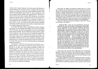 U~lilarismo
Assim, parece que a teoria do valor de Mill, além de ser coerentemente
hedonista, consiste num hedonismo mais sofisticado do que o de Bentham.
No entanto, antes de nos ocuparmos da sua temia da obrigação moral, vale
a pena referir dois dos argumentos mais fortes que foram avançados contra
o hedonismo clássico de Bentham e Mill.
Um desses argumentos, proposto por Derek Parfit (1984: 493-494) e
James Gtiffin (1986: 7-8), diz-nos que os hedonistas clássicos pressupõem
euadamente que o prazer (ou a dor) é um tipo distinto de experiência ou
estado mental. Se examinarmos prazeres como os de matar a sede, ctiar um
Neste ponto, um defensor da perspectiva de Mill recusar-se-ia a aceitar
que os prazeres são comensuráveis desta maneira. Dma que nem todos os
prazeres são mensuráveis numa única escala ou balança. Mas nesse caso,
prossegue a objecção, Mill precipita-se na segunda face do dilema: podemos
aceitar que os prazeres superiores têm mais valor, mas não por serem mais
aprazlveis. Tem de haver uma propriedade diferente da aprazibilidade que
contribua para tomar as expetiências boas ou valiosas. Porém, deixaremos de
ser totalmente hedonistas a partir do momento em que admititmos que o
valor das experiências não é determinado apenas pela sua aprazibilidade.
Embora esta objecção possa parecer persuasiva, Crisp (1997: 33) reve-
lou claramente a sua fraqueza:
17
Segundo Mill, o valor de uma experiência aprazível
depende não só da sua duração e intensidade, mas também
da sua qualidade, da sua natureza intrínseca. Mill pode
sugerir, então, que o prazer superior é valioso devido à sua
aprazibilidade, evitando assim a primeira face do dilema. Um
prazer inferior poderia ultrapassar o peso de um prazer
superior somente se a sua natureza se transformasse de tal
maneira que ele deixasse de ser um prazer inferior. Aumen-
tar apenas a quantidade - isto é, a duração e a intensidade
da experiência aprazível - não seria suficiente. Além disso,
enquanto se excluir uma comensurabilidade cardinal total,
Mil! não tem de deixar de afirmar que os prazeres superio-
res são mais aprazíveis e, por isso, mais valiosos. Isto
significa que Mil! pode evitar a segunda face do dilema,
segundo a qual ele deixaria de ser um hedonista por postu-
lar uma propriedade distinta da aprazibilidade que torna as
coisas boas. Os prazeres superiores são bons para as pes-
soas simplesmente devido à sua aprazibilidade.
CFT-UTll-2
Utilitarismo
mesmo maior de prazeres inferiores. Em termos gerais, Mill identifica os
prazeres inferiores com os prazeres corporais e considera superiores aqueles
prazeres que resultam do exercício das nossas faculdades intelectuais. Para
justificar esta identificação, apela à figura dos <~uízes competentes» (2.8),
que cmTesponde àqueles indivíduos que experimentaram e apreciaram os
tipos de prazeres que importa comparar. Mill sustenta que, se estes juízes
preferem os prazeres do tipo A aos prazeres do tipo B, isso mostra que os
prazeres do primeiro tipo são superiores aos do segundo. No entanto, con-
vém sublinhar que não é a preferência dos juízes que toma um dado tipo de
prazer superior a outro. O veredicto dos juízes não determina a qualidade
dos prazeres; constitui apenas uma prova empírica da superioridade intrín-
seca de alguns prazeres em relação a outros.
O que terá levado Mill a insistir na importância da natureza intrínseca
dos prazeres? Se, como Bentham tinha alegado, o bem-estar de um indivíduo
fosse determinado unicamente pela quantidade de prazer, então qualquer
prazer corporal incipiente, caso se prolongasse por tempo suficiente, podelia
tomar-se preferível a uma vida mais curta, mas extremamente aprazível em
termos intelectuais e afectivos. Contudo, quem trocaria, por exemplo, uma
vida humana criativa e rica em afecto por um agradável banho morno com
uma duração de milhões de anos? Os juízes competentes, diria Mill, estando
familiarizados com a natureza dos diversos tipos de prazer em questão, recu-
sar-se-iam a fazer essa troca, pois não se deixatiam iludir por considerações
puramente quantitativas.
O hedonismo de Mill foi recorrentemente confrontado com o
seguinte dilema: ou não constitui um avanço em relação à perspectiva de
Bentham ou, em rigor, não é uma perspectiva hedonista. Se Mill é um
hedonista genuíno, começa a objecção, então tem de aceitar que só a
aprazibilidade torna uma experiência mais valiosa do que outra.
Suponha-se, imaginando uma espécie de balança de prazeres, que colo-'
camos num dos pratos um prazer superior e no outro prato um prazer
inferior. Se formos aumentando a aprazibilidade do prazer inferior,
haveremos de chegar a um ponto em que este pesará mais do que o
superior, pois cada um deles só tem valor em virtude da sua aprazibili-
dade. Deste modo, a distinção entre prazeres superiores e inferiores não
nos levará além do hedonismo de Bentham.
16
 