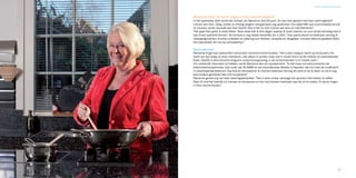 Gezocht en gevonden: nieuw werk




     Marianne Oud: “Ik sta te zingen in mijn nieuwe keuken!”
     In het Jaarboekje 2007 stond het verhaal van Marianne Oud (55 jaar). Ze was toen gestart met haar cateringbedrijf
     Culinair aan Huis. Tijdig, omdat ze ontslag wegens reorganisatie zag aankomen. Een tijdje WW was onvermijdelijk terwijl
     ze intussen verder bouwde aan haar bedrijf. Hoe is het nu met Culinair aan Huis en met Marianne?
     “Het gaat heel goed, ik draai lekker. Deze week heb ik drie dagen waarop ik moet cateren, en voor eerste kerstdag heb ik
     ook al een opdracht binnen.” De formule is nog steeds hetzelfde als in 2007: “Voor particulieren en bedrijven verzorg ik
     meergangendiners, lunches, ontbijten en catering voor feesten, recepties en dergelijke. Inclusief sfeervol gedekte tafels.
     Een specialiteit van mij zijn amuseparty’s.”

     Markt opbouwen
     Marianne krijgt haar opdrachten vooral door mond-tot-mond reclame. “Het is best lastig je markt op te bouwen, het
     heeft zijn tijd nodig. Je moet investeren, niet alleen in spullen maar ook in mooie foto’s op de website en aantrekkelijke
     flyers. Daarbij is deze branche enigszins conjunctuurgevoelig, in de zomermaanden is er minder werk.”
     Om voldoende inkomsten te hebben, werkt Marianne dan als oproepkracht. “Ik heb twee nul-urencontracten als
     telefoniste/receptioniste, mijn oude vak. Bij BMW en via uitzendbureau Westex in Naarden, dat mij inzet als invalkracht
     in uiteenlopende bedrijven. Erg leuk en afwisselend. Ik vind het helemaal niet erg dit werk er bij te doen, zo zie ik nog
     eens andere gezichten dan mijn kookeiland.”
     Marianne geniet erg van haar cateringopdrachten. “Het is soms zwaar vanwege het sjouwen met kratten en tafels.
     Maar ik vind het heerlijk om mensen te verwennen en het mijn klanten helemaal naar de zin te maken. Ik sta te zingen
     in mijn nieuwe keuken.”




34                                                                                                                                    35
 