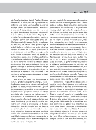 Revista da      FAE


loja física localizada no Vale do Paraíba. O gestor       para ser possível oferecer um preço bom para o
demonstrou se preocupar com alguns fatores do             cliente e manter boas margens de lucro. A facili-
ambiente geral como o demográfico (a empresa              dade de imitação dos produtos leva a empresa a
abrange todo o território nacional), econômico            proporcionar freqüentemente o lançamento de
(a empresa busca produzir alianças para todas             novos produtos para atender as preferências e
as classes econômicas e flexibiliza o pagamento,          necessidade dos cliente e as tendências de mer-
mas não citou a saúde econômica do país), tec-            cado e assim diferenciar-se dos concorrentes. O
nológico (produção de qualidade) e sociocultural          gestor mostrou-se ciente do nível de concorrência
(a empresa parece bem preocupada com a ten-               do seu setor e as causas que levam a isso, mos-
dência das preferências dos clientes e mudanças           trou conhecer bem seus clientes e concorrentes e
do mercado). Já fatores como político-legal e             mostrou também que responde rapidamente às
global não foram enfatizados, o gestor não citou          ações dos concorrentes e mudanças dos clientes
nenhum sindicato, lei, ou órgão que influencie            e do mercado. Mas novamente a maior parte das
as atividades da empresa. Observamos, portanto            decisões são tomadas com base principalmente
que a análise do ambiente geral, nos moldes do            no feeling do gestor e poucas das pesquisas são
planejamento estratégico, é feita parcialmente,           formalizadas e arquivadas, a maior parte é feita
pois nenhuma das informações são formalizadas             no boca a boca entre os players do ramo que
e a maior parte das conclusões sobre os fatores           já se conhecem. O gestor demonstra perceber
do ambiente geral são baseadas no feeling do              e aproveitar as oportunidades no mercado, por
gestor. A ameaça de entrantes potenciais na loja          meio da loja virtual recentemente montada, mas
física é baixo devido ao alto custo de entrada e a        com a característica reativa, as adequações às ne-
necessidade de conhecer bem o mercado, já no              cessidades dos clientes e alterações dos produtos
mercado virtual a ameaça é maior devido ao baixo          conforme tendências do mercado. Parece estar
custo de montagem.                                        ciente também das ameaças e tenta de defender
     Em relação ao poder dos fornecedores, a              dessas com a maior rapidez possível.
joalheria produz suas próprias alianças, depen-                No referente a forças e fraquezas o gestor se
dendo assim somente de matérias primas (ouro)             mostrou bem confiante com seus recursos internos
que tem seu preço padrão no mercado. O poder              principalmente no tocante a conhecimento na
dos compradores, segundo o gestor, quanto aos             área de jóias e a vantagem de produzir suas
preços é baixo já que por ser uma loja que fabrica        próprias alianças (esta é ressaltada como a maior
as próprias jóias os preços são mais em conta o           força da empresa), também foi ressaltada por ele
que possibilita a não concessão de descontos,             como vantagem ou força a baixa burocratização.
porém quanto a forma de pagamento tem que                 O único fator citado como desvantagem em
haver flexibilidade, por ser um produto de alto           relação aos concorrentes foi o número de lojas
valor e nem sempre os clientes dispões do valor           que a empresa não possui para não elevar seu
de imediato. Como a empresa tem seu foco na               custo fixo e não ter que dispor de mais pessoas
comercialização de alianças, não existem os pro-          com o conhecimento e qualidade da marca, o
dutos substitutos. O gestor percebe o ambiente            que é difícil de encontrar. A empresa busca estar
externo com uma forte concorrência devido a alta          sempre treinando seus funcionários para mantê-
volatilidade dos preços do ouro, e sendo assim, a         los como diferencial e o gestor procura também
compra tem que ser feita da melhor forma possível         sempre conversar com seus funcionários para
Rev. FAE, Curitiba, v.13, n.2, p. 47-64, jul./dez. 2010                                                 |57
 