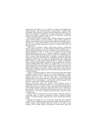 podelu društva. Oko 2000. g. pre n.e. u Heladi su se odigrali važni događaji. Jošje
Tukidid pominjao velike seobe stanovništva u staroj Heladi. Ti podaci antičke
istoriografije nalaze potvrdu u rialazima najnovijih iskopavanja. Izgleda da su se
krajem ΠΙ i početkom Π milenijuma pre n.e. digla plemena koja su naseljavala
severne delove Helade i krenula na jug u Beotiju i na Peloponez. Prema grčkoj
tradiciji, ta novodošla plemena bili su Ahajci._
Neki buržoaski naučnici, na primer, Gloc i Bledžen, smatraju da je dolaskom
Ahajaca Helada raskinula sa svojom prošlošću, a pojava snažne, razumne rase,
sposobne za asimilaciju izazvala je procvat kulture na poluostrvu. Bledžen govori ο
Ahajcima kao ο „novom rasnom elementu". Ali ni jedna od ovih karakteristika ne
daje pravu sliku etničkih pomeranja do kakvih je u Heladi došlo krajem ΙΠ
niilenijuma pre n.e.
Ahajci koji su se doselili u srednju i južnu Grčku verovatno su predstavljali
plemena srodna onima koja su u to doba naseljavala Heladu. Poznato je da se u
kulturi plemena na Balkanskom poluostrvu u drugoj polovini ΙΠ railenijuma pre n. e.
opažaju zajedničke crte koje se tumače ne samo jednakim nivoom njihovog
socijalno-ekonomskog razvoja već i etničkora srodnošću tih plemena. Seoba
plemena tokom razdoblja koje predstavlja granicu između ΠΙ i Π milenijuma pre n.e.
može se tumačiti onim promenama koje su nastajale u prvobitnim društvenim
zajednicama zbog porasta broja stanovništva i pomanjkanja teritorija uz opštu nisku
produktivnost rada i koje su dovodile do međuplemenskih borbi i potiskivanja
jedriih plemena od strane dmgih. Dolazak plemena iz Tesalije ili Makedonije
(njihovo prvobitno prebivalište još nije poznato) u Heladu predstavljao je jednu od
epozoda međuplemenskih borbi. Njihova je najezda naišla na vrlo jak otpor
domaćeg stanovništva. Zbog dugotrajnosti borbe zemlja je bila jako opustošena. Niz
naselja i gradova kao što su, na primer, Zigurija, Tirint, Koraku, Asina, naselja na
Hagios-Kozmi, nedaleko od sela Vafilo u Lakoniji i druga bila su razorena. Neka od
ovih naselja, kao, na primer, Zigurija, sasvim su napuštena a druga su obnavljana, ali
u manjim razmerama.
Ahajci su se postepeno asimilari s domaćim stanovništvom. Ipak, kultura Helade
u narednom periodu XX-XVII veka pre n.e. nije bila jednoobrazna. U oblasti
arhitekture, na primer, i dalje se održavala, čak je dobila i veliku rasprostranjenost
apsidalna osnova kuc'e, ali se isto tako često nailazi na pravougaone kuće
megaronskog tipa: pravougaona građevina sa središnjom prostorijom i unutrašnjim
dvorištem. U isto vreme javljaju se i utvrđenja oko izvesnih nastanjenih mesta,
kakva su, na prinier, Tirint, Malti (Mesenija) i druga mesta.
Društvena proizvodnja postaje sve složenija. Pored stočarstva razvija se
zemljoradnja: stanovnici kontinentalne Grčke već su u to doba gajili pšenicu, ječam,
grašak, bob. Razvijalo se i zanatstvo. Veštinu u proizvodnji bronze predstavljala je
veliko dostignuće tadašnje metalurgije. Način izrade bronze brzo je prihvaćen na
širem području. Naročito velik broj proizvbđa od bronze nalazimo iz doba XVffi-
XVirveka pre n.e. 0 to vreme, zahvaljujuci gmčarskom točku, i grnčarstvo postaje
samostalan zanat.
Društveni odnosi te epohe doživeli su znatne promene. Razvojem stočarstva i
zemljoradnje dolazi do značajne koncentracije sredstava, bogaćenja pojedinih
porodica i do daljeg izdvajanja i jačanja privatne svojine kao protivteže rodovskoj
svojini.
Opravdano je pomišljati na to da se imovinsko raslojavanje unutar rodovskih
zajednica još više komplikovalo neravnopravnošću između domaćeg stanovištva i
osvajača Ahajaca. Među pojedinim plemenima dolazilo je do sukoba vojnog
karaktera, čime se takođe razvijala neravnopravnost između rodova unutar njih
 