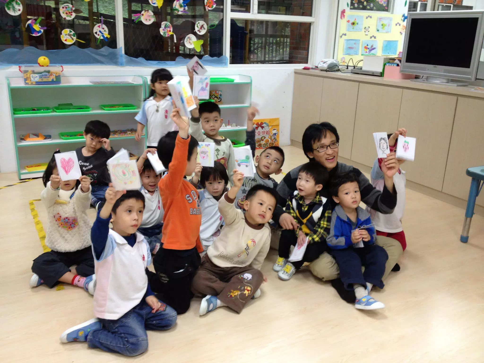 有一天，爸媽帶我和妹妹一起到森
林裡餐。這個地方之前我來過，附
近有一條小溪，裡面有好多好多魚！
我隨手拿一塊麵包告訴妹妹：「妹
妹，我們拿食物去餵魚吧！」妹妹
則是挑了一塊吐司。我跑很快，妹
妹還小跑比較慢，她一直後面叫：
「哥，等等我啦！」
 