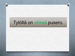 Tytöllä on vihreä pusero. 
 