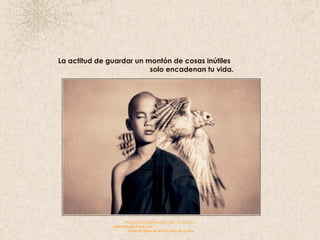 La actitud de guardar un montón de cosas inútiles  solo encadenan tu vida.  