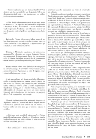 a 233Capítulo Nove: Drama
estabelece que eles alcançaram seu ponto de observação
em silêncio.
Os jogadores não precisam fazer testes para reconhecer
Xerife, visto que ele é uma figura bastante conhecida. Além
disso, Mark decide que Clarissa reconhece automaticamen-
te Michael de festas do Toreador. Rob diz que Ian tente
determinar se a terceira figura respira. Mark permite que
ele faça um teste de Percepção + Prontidão (dificuldade
8), precisando de três sucessos para ter certeza. Ian obtém
dois sucessos no primeiro turno e um durante o segundo,
notando que o indivíduo realmente respira.
Porém, quando Michael exibe o anel, e Xerife limpa o
sangue na lápide do falecido parente de Dre, Clarissa e Dre
precisam fazer testes de autocontrole para não sucumbi-
rem ao frenesi. Mark estabelece que a dificuldade é cinco
para ambos os personagens, mas a de Dre é acrescida em
dois, por ele ser um Brujah. Dre possui quatro dados para o
teste e marca um sucesso, enquanto os “um” de Clarissa
cancelam todos os seus sucessos. Tomada pelo frenesi, ela
salta e ataca Michael, o objeto imediato de sua fúria.
Mark decide que Clarissa pegou os outros completa-
mente de surpresa, podendo realizar sua primeira ação sem
oposição. Travis diz que ela irá gastar um Ponto de Sangue
para ativar seus dois níveis de Rapidez, possibilitando-lhe
desempenhar três ações neste turno. Para sua primeira ação,
ela corre pelo terreno livre que a separa de Michael. Ao
alcançá-lo, ela o chuta duas vezes.
A dificuldade para um chute é sete, e ela possui quatro
dados em sua Parada. Travis não marca sucessos em seu
primeiro teste, mas no segundo obtém 8,8,7,1. Seu teste de
danos é Força +1 (três dados) e a dificuldade para danos é
seis. Ela obtém 9,6,6 e Michael precisa se preparar para
perder três Níveis de Vitalidade. Mark faz um teste (difi-
culdade 6) do Vigor de Michael — que é igual a 3 —, mas
obtém apenas um sucesso. Michael agora está ferido e irá
perder um dado de sua Parada.
Para começar o turno seguinte, todo mundo faz testes
de iniciativa — Raciocínio + Prontidão (dificuldade 4).
Dre obtém quatro sucessos, Clarissa e Xerife obtêm três
cada um, Michael (que recebe um dado a menos por inici-
ativa por estar Machucado), o carniçal marca dois e Ian
não marca nenhum. Agora os jogadores declaram o que os
seus personagens irão fazer, na ordem inversa de sucessos.
Percebendo que Ian não é nenhuma máquina de com-
bate, Rob diz que ele irá passar um Ponto de Sangue para o
seu Vigor (para ajudar a amenizar os ferimentos que ele
venha a absorver) e Dominar o carniçal. Mark diz que pa-
rece que o carniçal está procurando por alguma coisa em
seu casaco e Michael (que Mark determinou estar com
pouco sangue) está se esquivando. Travis diz que Clarissa
irá colocar um Ponto de Sangue em Força e socar Michael,
enquanto Mark diz que Xerife deixa cair o anel e tentará
agarrá-la. Agora furioso com Xerife, e sempre louco por
uma briga, Dre decide gastar um ponto de sangue em sua
Rapidez para poder correr até Xerife e enchê-lo de socos
em um turno.
— Como você sabia que nós éramos Membros? Você
deve ser um plebeu, se não for um desgarrado. Talvez seja
alguma coisa ainda pior — Ian murmurou, a voz estilha-
çando-se num riso demente.
— Nós Brujah sabemos muito mais do que você imagi-
na, maluco. — Dre replicou, encolerizando-se ao perceber
a descrença de Ian, Acrescentou: — Você desaparecem,
vocês reaparecem. Você não é feio o bastante para ser um
rato de esgoto, então só pode ser um chupa-sangue. Satis-
feito?
Relaxando, Clarissa olhou para o lado a tempo de ver
Ian abrir um sorriso sarcástico que lhe cobriu o rosto. —
Vamos continuar? — ele perguntou. — Tenho certeza que
o melhor da noite ainda está por vir.
Durante os 30 minutos seguintes o trio atravessou o
cemitério, Dre relaxando aos poucos. Enquanto Clarissa
procurava sinais de sua senhora, Dre e Ian conversavam
sobre o Príncipe da cidade, seu concílio de primígenos e
outros assuntos que nada significavam para Clarissa.
Súbito, ouviram juntos vozes emanando de uma peque-
na e reservada seção do cemitério. Silenciosamente, avan-
çaram até as vozes. Agachando-se atrás de lápides, obser-
varam cuidadosamente a cena.
A seis metros havia três figuras agachadas. Clarissa re-
conheceu imediatamente no enorme vulto do centro um
dos lacaios do Príncipe, um vampiro de porte impressio-
nante, conhecido como o Xerife. O outro, elegantemente
trajado num smoking, era o Toreador Michael, um conhe-
cido socialite. Já o terceiro, que usava um terno marrom
fosco, ela não conhecia, mas Ian murmurou em seu ouvi-
do: — O de tons pastéis é um carniçal.
Clarissa também ouviu Dre murmurar zangado: —
Aquela é a tumba de Christian! Os porcos daquele maldito
o mataram e agora ele está sentado em seu túmulo. —
Clarissa fez-lhe um sinal para que se calasse e aguçou os
ouvidos.
— Está uma noite agradável, não acham? — Clarissa
ouviu Michael perguntar a Xerife. — A lua flutua no céu,
banhando-nos com seu brilho sublime. A noite nos acari-
cia com seus dedos gélidos, e...”
— Está terminado? — Xerife interveio.
 