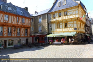 Place Henri IV. Maison Loiseau (en jaune, à droite).
Colombage à croix de Saint-André riche et soigné et bel encorbellement d'angle à trois consoles au coin du premier étage.

 