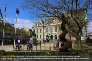 L'hôtel de ville de Vannes a été construit à la fin du 19e siècle pour pallier à l'occupation d'anciens locaux devenus vétustes et trop étroits.
Sa façade principale s'orne d'un frontispice comportant une horloge, « République Française », et, au fronton, le blason de la ville. Un grand campanile à
carillon le surmonte, rappel du beffroi d'autrefois.

 