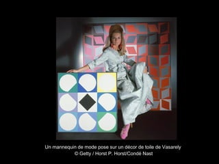 Un mannequin de mode pose sur un décor de toile de Vasarely
© Getty / Horst P. Horst/Condé Nast
 