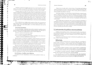 l ｾ ,,' .;'.
, I. H ..• ｾｬＮ ..•
87 .
IntfCdL'ção ti Macroeconornia
A política m;lcroeconól11iCJ el1'olve J aruaçJo do governo sobre a capacidade pro·
dutiva (produç50 agregad:l) e despesas pbnejad;ls (clemanda agregada), com o objetivo
de peflnitir que o economia opere" pleno emprego, com baixas taxas de inthção C uma
distribuição justa Lie renda.
Os principais il1Srrumentos p;lra atingir tais objetivos s50 as políticas fiscal, mone-
t:íria, c;lmbial e comercial, e de ｾ･ｮ｣｢ｳＮ
3. Instrumentos de política macroeconômica
Outro conflito pode ser observado elltre as metas de reduçJo de desemprego e a
estabilidade de preços. É [ltO obsCl'vCtI'eI que, quando o desemprego diminui e a econo-
mia aproxima-se da plena lltilizaçJ() de recursos, passam a ocorrer pressões por aumen-
toS de preç()s, princip.1lnlelltC nos setores fornecedores de insumos b:ísicos (aço, emba-
｢ｾ｣ｮｳＬ l11;1téri;ls-prim'ls), o que explica o fj-eqiicnte COlltrole do crescimento do consu·
mo pel'IS autoridades para noio prova0 r inlhç:io.
Atingir uma meta pode ajuLbr a ;]1c:1I1ç'lr outr;]s, O creseimento pode I"cilitar ｾ
soluçJo dos problenlJs de POlll'Cza, pois pode-se abr;]ndar contlitos sociais sobrc a e1ivi·
s50 do bolo produtil'o qU:lI1do ele aumel1ta. Nesse semido, poder·se-ia aumentar a
rell(b dos pobres sem diminuir a dos ricos.
El1trcranto, no Brasil, e em outros países em desenvolvimC:l1to, JS metos de cresci-
melllO e eqüidade distribmiv:l ｴｾｭＭｳ･ mostrado contlitJmes, um:l vcz que o :lllmenro
do níl'e1 ele POUp,u1,-a (necessário pJra sustel1tar os inl'estimelltos geradores de cresci-
menro) parece ser IllJis t"cilme!lte obtido oHfJvés de lll'''' distribuiç50 desigual de renda
- especiticamelltc "ument;]ncio a p:lrte dos lucros e da poupança dos mais ricos na
renda n'lCional.
eolítica Fiscal
Rdl:re-se :l rodos os il1Stnll11ClltOS qlle o governo dispõe para a arrecadação de
tributOS (polírica rrihuc.íria) e o controle de SIl"S despcs.1s (JloJitica de gasros). Além da
qllestJo do nível de tributaçJo, ;] politica trib'ucJria, por meio da nnnipuiJção da estnt-
tura e alíquotJS de impostos, é utilizada p;lra estinndar (ou inibir) os gastoS clc consumo
do setor priv:ldo.
Se o objetivo da política econól11ica é reduzir a tua de intlaç50, aS medidas fiscais
normalmente milizalbs sJo a diminuiç50 de g;]StoS pllblicos e/oll q aumenw da carga
tribut:íria (o que inibe o consumo). Ou seja, visam diminuir os gastos da coletividade.
Se o objetivo t um mJior crescimento e emprego, os instrumentos !iscais são os
mesmos, mas em sentido inverso, pJra elevar a demanda agregada.
Para uma política que I'ise mellwr;]r a distribuição de renda, esses instrumentos
clel'em ser utilizados de farma seletiva, embendício dos grupos menos f.worecidos. Por
exemplo, impostos progrcssil'os, ｧｾ｜ｓｗｓ do governo em regiôes mJis atrasadas etc.
Fund,lfl1enlOl de EconomlJ
,.7
86
Crescimento Econômico
Deve ser'observado que, embora tc:nha ocorrido no Brasil ul11a cOl1cemraç:io de
renela Ilaquek período, a rel1do média de cod;]s :lS classes JUl11enwu_ O problema é que,
embora o pobre tenha ticado menos pobre, o rico ticou relatil'alllellte m'lis rico no
período considerado.
Se existe desemprego e capacidade ociosa, pode-se oumentor o produto lucion"1
atra'('s de políticas economicas que cstimulem a atividade prodmiva_ Mas. feiw isso, hi
um limirc 3 quantidJde que Se podc produzir com os recursos disponíveis_
Aumel1t;]r o produto Jltm desse limite cxigirá:
a) Oll um aumento nos recursos disponí'Cis;
b) ou um '"'Jnço tecnológico (ou scja, melhoria tecnológica, nOI'as nUl1eiras de
orgJniZJr;] produção, qu"lilicaçio da mJo-de-obr,,) .
No Brasil, os críticos do "milagre" ;]rgull1elltavam que k'Vi;] pior,ldo ;] C0I1CelltL1-
çio de rel1dJ 110 país, nos '11105 1967-1973, (I<:vido a llllla política deliberada do govC[-
no baseadJ em crescer primeiro parJ depois distribuir (J chamada Teoria do Bolo).
A posiçJo oficiJI era de que um cerro Jumel1W na concel1[raçJo de renda sai;]
inereJ1(e ao próprio desenvolvimenw capitalisD, (bdas as tr;]nsfónnações esulI[urais que
ocorrem (êxodo rural, com trabalhJdores de b;]ixJ q ualiliCJçJo, aul11el1W da proporçJo
de jovel1s etc.). Nesse processo gera-se UI110 demando por I11Jo-de-obra qualitiCldo, o
qu;]l, por ser esc;]ss;], obtém g;]llhos extras. Assim, o fur,r edueaciollal seri" a principal
causa da piora distributiva, Simonsen argunlentavJ que hi ",ksiguolcbde con1 mobili-
(bde", isw é, o illdivíduo permonece pouco tempo na mesma IJixa sabri;]] e tem Iàcili-
dade de ;]scensJo. Isso seria um fawr importante para a convi vencia com mó distribuiçJo
de renda.
Inter-Relações e Conflitos entre Objetivos
Os objetivos nJo sio independel1tes uns dos outros, podendo inclusive ser
contlital1tes.
Quando t:1Llf110S em crcscioH:nrQ econónúco, tSC1nl0S pensando no c[CSCinH.:nto
da rcnda n"ciOI1.1! per cIl'iu, ou sejJ, em colocar'J disposiçJo dJ coietiviLLldc uma 'llun'
tidade ele mercadorias e serviços que supere o crescimento pOpuLlcional. f n:llda per
c1pitJ é considcr'ld" LIl11 Llzo,vcl indicador - o nl:!is opef:lcional - 1'''1';] .IC "I<:rir oI
melhoria do padr'io de vida cb popubçio, embora "presellle falhas (os países oírabes tem
;]s maiores rendas per Clpir", nlJS nio o melhor podr:io de vida do mundo).
DUI-allte os al10s 60 e 70, começarom a surgir dúvidas em relaç:io 3 imporr:inciJ do
crescimento como met" principal d" políticJ económic". Nos p:lÍses Jesell'olvidos tern-
se considerodo a questJo da piora do meio ambiente (poluiçJo, ogrotóxicos etc). Nos
países em desell'olvimento (ou economias emergel1tes), corno o BrJsil, conlarme ob·
servamos, o r:ípido crescimento dos anos do e1umJdo "milJgre brasikiro" coincidiu
com umJ redistribuiçJo de renda a fo'or dos segmenws mais ricos dJ populaçio,
.,..............,..............., .
l'll
".l.,'l
:,:1
.,,'
<il@i
1
i
Ｇｾ
.'
'"
.:Ili-
ｾ
éll
'"
,
,I
;,
ｾＧ .
....
'1
'I
,tM
I:';J:;-:'·:;:t
I' ",
. :;1"', '"i"'';
....... ,.ji.:rJiil:'wh ｾ
....-.:;:,.
q
4
ｾ
'''li
I
ｾｾＡ
ｾｾ
...
...
....
 