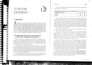 2. Fundamentos do comércio internacional:
a teoria das vantagens comparativas
Aｴｵ｡ｬｬｬＱｾｉｈｾＬ ao ｭｾｮｯｳ do pontO ､ｾ vista ｾ｣ｯｮ￴ｭｩ｣ｯＬ o mund.o se ｡ｰｲ･ｳｾｮｴ｡
｣ｲｾｳ｣ｾｬｈ･ｭ｣ｮｴ･ ilHerligado, seja atrcl'C:s dos tluxos comerciais, seja aua'és dos
tluxos IlnelllCciros. De modo geral, as relações cconômicas internacionais têm posiçõo
ti.tndamcllt'll para a maioria dos países, inclusive o.Brasil. A partirdessa constataçõo, o
ｾｳｴｵ､ｯ da chamada "Economia Internacional", corno um ramo específico (h Teoria
Econômica, ganhou (ksraquc. Demro do ramo da Economia Intcrnacional, cosruma-
se di'idir aS questões ｴｾ￳ｲｩ｣｡ｳ em dois grandes blocos: os aspectos microeconomicos, ou
a ｔｾｯｲｩ｡ do Comércio ｉｮｴｾｲｮ｡｣ｩｯｮ｡ｬｩ ｱｵｾ procura justificar os bcneficios para cada país,
a,i'indos do comércio internacional; ｾ os aspectos ｭ｡Ｈｲｯｾ｣ｯｮ￴ｭｩ｣ｯｳＬ relativos 3 taxa ､ｾ
cllllbio ｾ ao balanço ､ｾ ｰ｡ｧ｡ｭｾｮ｛ｯｳＬ ｱｵｾ ｴｲ｡ｴ｡ｲｾｭｯｳ nos tôpicos ｳ･ｧｵｩｮｴｾｳＮ
CJ que leva os p'líses a comercializarem entre si? Esta é a questJo bisicJ a ser
respondida. Muitas explicações podem ser Ie'antadas, como a di'ersidade ､ｾ ｣ｯｮ､ｩ￧￵ｾｳ
de produçeio, ou a ｰｯｳｳｩ｢ｩｬｩ､｡､ｾ de ｲｾ､ｵ￧Ｚｩｯ de custos (a ｯ｢ｴｾｮ￧￵ｯ ､ｾ economias (ié ｾｳﾭ
cala) 11Cl produç:io ､ｾ Ｈｫｴｾｲｭｩｮ｡､ｯ bem vendido para um mercado global. Os economis-
(.lS ｃｉＮ￭ｓｾｩＨＨｬｾ t()rlll:CCraI11 ｾＱ ･ｸｰｬｩＨＧｾＱｬＮ［ｾＱＰ (córiel b;bicJ para o (oll1C:rcio inrcrn:lcionai ｡ｴｲ｡｜Ｇｾｳ
do Ch.1ll1.1do Principio JJ5 l/anragens ComparJri'·Js.
O 1'rincipio das l/.lnrJgen5 ComI'JrJciI-." sugere que cada país deva ｳｾ ｾｳｰ･｣ｩ｡ｬｩｺ｡ｲ
na produçeio daqueLI macadoria em que c: relati'amelHe mais ･ｴｩ｣ｩ･ｮｴｾ (ou que tenha
um custo reiJtivamcnte menor). Esta séri, portanto, a mercadoria a ser exportada. Por
OUtro lado, esse mesmo país de'er:í importar aqueles bens cuja produç:io implicar um
CUSto reLHi'amelHe n1Jior (cuja produçõo é relativamente menos dicielHe). Dessc modo,
explica-se a espccializaç:io dos p;!Íses na produçeio de bens diterences, a partir da qual
concretiza-se o processo de troca entre eles.
A Teori;1 d.ls V"nc'l!:,ellS COlllp',lrarins foi forlllul.l(b por Da'id Ricardo em 1817.
:--:0 exelllplo construído por esse autor, existelll dois países (IngLl(erra e Porrug:d), dois
prndut<lS (tecidos e 'inho) e :lpen:ls Ulll tenor de prOlluç:o (m:lo-de-IllJt:I).
( .'.-
tU
o sccor externo
Quantidade de homens/hora para a produção de uma
Tecidos Vinho
unidade de mercadoria
Inglaterra 100 120
Portugal 90 80
A partir da utilizaç:io do Eltor trabalho, obtém-se a pmduç:io dos bem menciona·
dos, conforme o quadro a seguir:
ｄ･ｳｳｾ modo, a IngiJtcrra deveri se especi:llizar na produç:io de tecidos, ･ｾｰｯｲｴ｡ｮﾭ
do-os e imporcando vinho de Portugal, quc se espeei,t1izou em tal produç50 e passou a
importar tecidos. Conclui-se, portanto, que dada Ulllel cerIa quantidade de re.:ursos, um
p:lís poderi obter ganhos :ltravés do comércio illtern:lCion:lI, produzindo aqueles bens
qut: gt.:rJrCnl (Olnp;lr;ui';lI11CI1(l.: lll;lis ｜ＧｾＱｉＱｌｬｾｴＮＺｉｬｓ rc!ari"as.
--_._---------
Em termos :Ibsolutos, Pormg:d é mais produti'o 'I" produç:io de ambas as merca-
dorias. "Lls-em termos rebtivos, o custo de produçeio de tecidos elU Portugal é maior
que o da produç:io de vinho, e, n" IngLlterr'l, o CUSto d:1 produçeio de vinho é maior quc
o (LI produç:lo (k tecidos. Comp:tratinmente, Portugal tem ",ul(agem rdativa na pro-
duç:io de vinho, e a Inglaterra na produçeio de ·tecidos. Sq;undo Rkardo, os dois países
obtcr:io benctícios ao especializarem-se na prodtiçeio deI mercadoria em que possuem
valHagem comparativa, exportando-a, e importando o outro bem. Nõo importa, aqui, o
t;I(O ck que um país possa tcr 'e1lHagem absoluta em ambels as linhas de produç:io, como
é o caso de Portugal, no excmplo acime1.
Os bendícios da especializaçeio e do comércio podem ser ob.<ervados ao sc compe1-
rar;) sitllJ1ÇJO $<.:t11 e cor11 conlércio inr;.:rllaciollJI.
Sem comércio ilHernacion:d, na lnghterra S:O nccess:írias 100 horas de trabalho
para a produç.o de I unidade de tecido e 120 horas para el produç:io de I unide1de de
·inho. Dessc modo, uma uni,hde de vinho de'e custar 1,2 unilüde de tecido (120/
100). Por outro hdo, em Portugell, essa unid:lde de vinho eust:lri 0,89 unidade de
tecido (80/90). Se houver comércio entre os paíse.<, a fnghrerra poderi importar I
unidade dc vinho por U<11 preço intáiof' a 1,2 uni(hde de tecido, e Pormgal poderi
compr'lr m:lis que O,K9 uni,Lldc de tecido vendendo seu vinho.
Assim, por cxemplo, se el rcbçeio de troo entre o vinho e o tecido tar de 1 para 1,
｡ｮｾ｢ｯｳ os países saido bendiciados. ,- IngLl(err:l em e111tarquia gastari 120 horas de
u-abalho pat:1 obter I unide1de de vinho; COlll o comércio com Portugal, poded utilizar
apelus 100 hOt:lS de trabalho, produzir I unidade de tecido e trocí-LI por 1 unilhde de
. vinho. poupando, porlJnto, 20 horas de t[Jb-.llho, que poderiam ser utilize1das produ-
zindo m'lis tecidos (obtendo, assim, um maior nÍ'c! de consumo). O mesmo raciodnio
Ve11e para )'ortuge1l: em 'CZ de gastar 90 horas produzindo I unidade de tecido, poderia
US:lr apenas 80 produzindo I unidade lk vinho e trocí-iJ no mercado intcrnacional por
I unidade de tecido, também economizando 10 horas dc trabalho.
Ｑｾ
o SETOR
1. Introdução
EXTERNO
l'
•
•
•
•
•
•
•
."
r",!,
......
.-
•
•
•
•
••
•
4
.-
•
•
•
•
•
ｾ
 