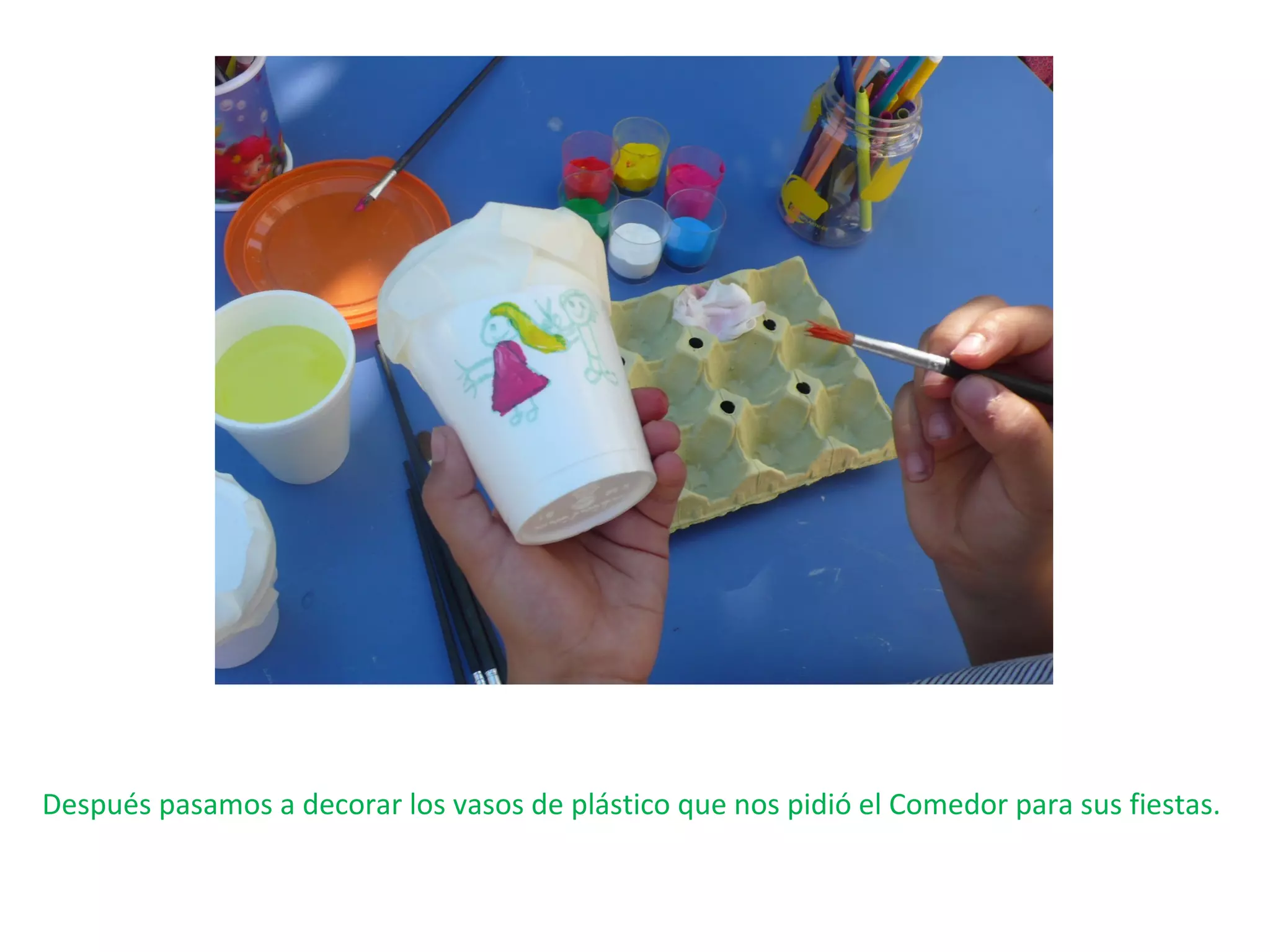 Después pasamos a decorar los vasos de plástico que nos pidió el Comedor para sus fiestas.