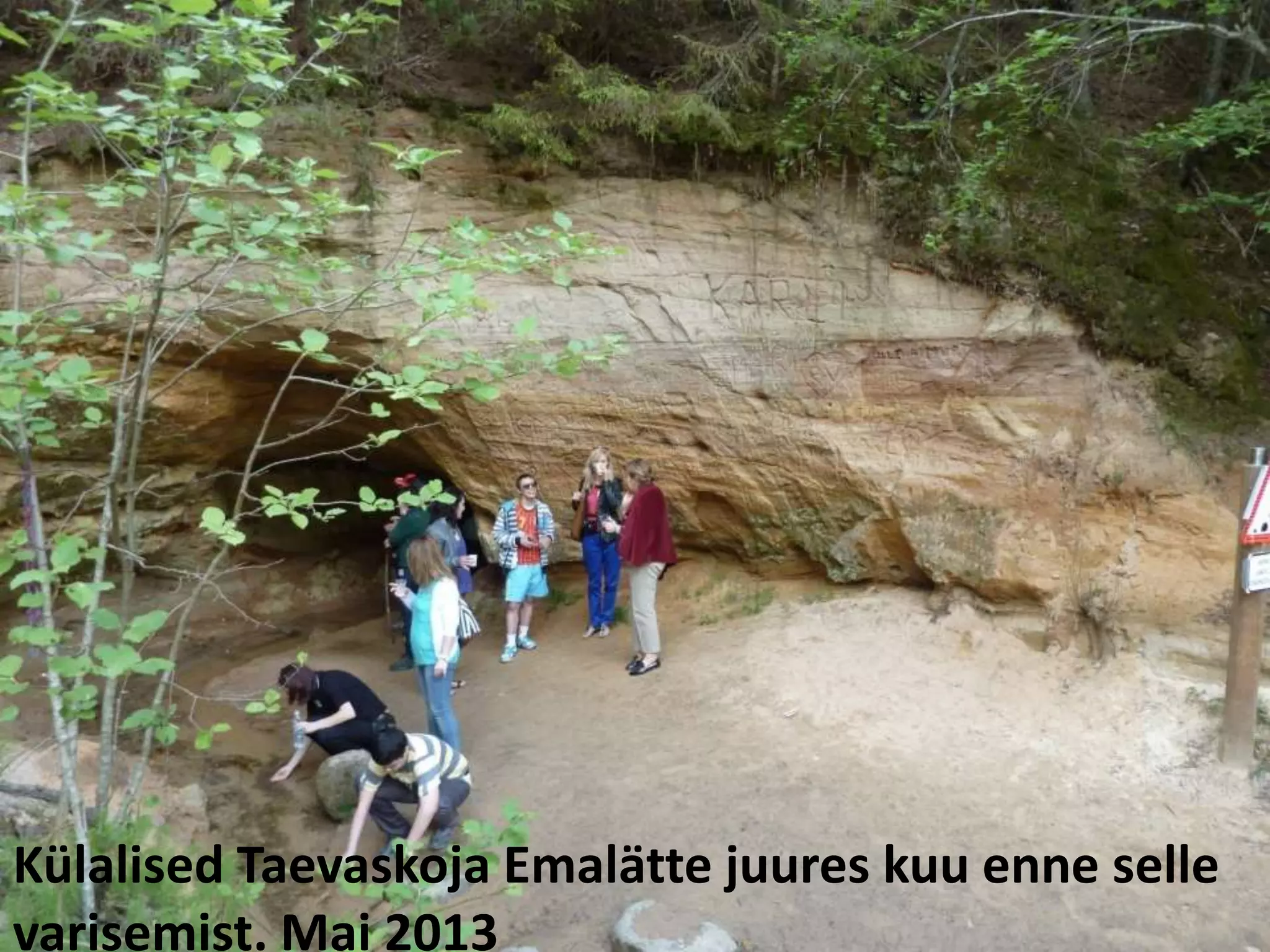 Külalised Taevaskoja Emalätte juures kuu enne selle 
varisemist. Mai 2013 
 