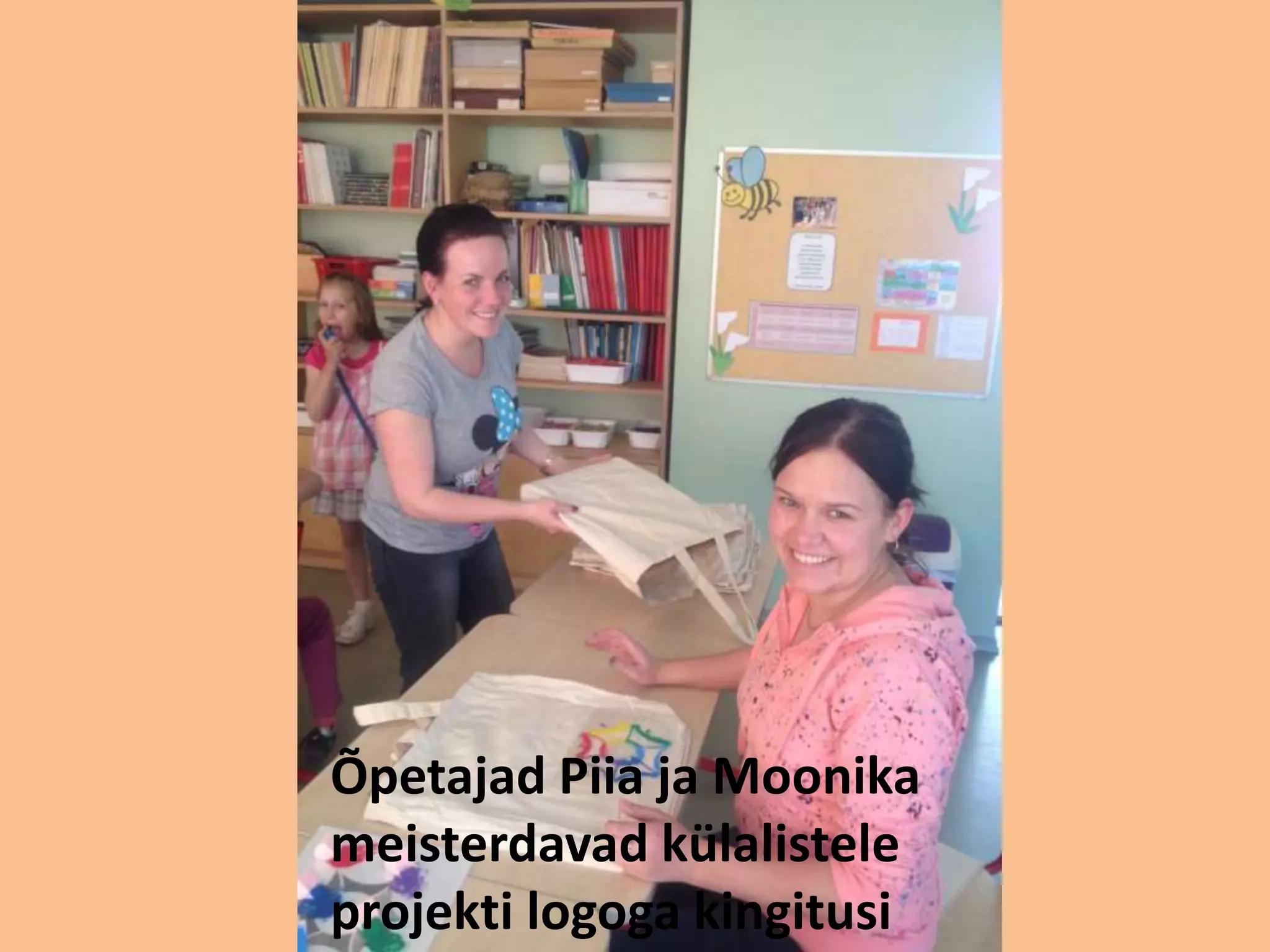 Õpetajad Piia ja Moonika 
meisterdavad külalistele 
projekti logoga kingitusi 
 
