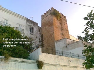 Está completamente rodeada por las casas  del pueblo. 