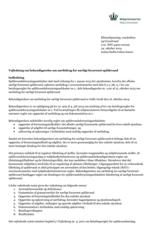 Klimatilpasning, vandsektor 
og Grundvand 
J.nr. NST-4400-00029 
24. oktober 2014 
malas/hedis/todue/masor 
Vejledning om bekendtgørelse om særbidrag for særligt forurenet spildevand 
Indledning 
Spildevandsforsyningsselskaber skal med virkning fra 1. januar 2015 for ejendomme, hvorfra der afledes særligt forurenet spildevand, opkræve særbidrag i overensstemmelse med dels § 2 a, stk. 9, i lov om betalingsregler for spildevandsforsyningsselskaber m.v., dels bekendtgørelse nr. 1120 af 15. oktober 2014 om særbidrag for særligt forurenet spildevand. 
Bekendtgørelsen om særbidrag for særligt forurenet spildevand er trådt i kraft den 16. oktober 2014. 
Bekendtgørelsen er en opfølgning på lov nr. 902 af 4. juli 2013 om ændring af lov om betalingsregler for spildevandsforsyningsselskaber m.v. Ved lovændringen fik miljøministeren bemyndigelse til at fastsætte nærmere regler om opgørelse af særbidrag og om dokumentation m.v. 
Bekendtgørelsen indeholder navnlig regler om spildevandsforsyningsselskabets 
 opgørelse af forureningsindholdet i det afledte særligt forurenede spildevand fra hver enkelt ejendom, 
 opgørelse af udgifter til særlige foranstaltninger, og 
 udlevering af oplysninger i forbindelse med endelig opgørelse af særbidrag. 
Samlet set forventes bekendtgørelsen om særbidrag for særligt forurenet spildevand at bidrage dels til en opgørelse af forureningsindhold og udgifter, der er mere gennemsigtig for den enkelte ejendom, dels til en mere kostægte betaling for den enkelte ejendom. 
Det primære redskab til at regulere tilledning af stoffer, herunder tungmetaller og miljøfremmede stoffer, til spildevandsforsyningsanlæg er miljøbeskyttelseslovens og spildevandsbekendtgørelsens regler om tilslutningstilladelser og de tilslutningsvilkår, der kan meddeles i disse tilladelser. Herudover skal det kommunale miljøtilsyn medvirke til en regulering af sådanne tilledninger. Udgangspunktet for en virksomheds tilledning af spildevand er altid princippet om anvendelse af den bedste, tilgængelige teknik (BAT) i overensstemmelse med miljøbeskyttelseslovens regler. Bekendtgørelsen om særbidrag for særligt forurenet spildevand fastlægger regler om betalingen for spildevandsforsyningsselskabets håndtering af særligt forurenet spildevand. 
I dette vejledende notat gives der vejledning om følgende emner: 
1. Anvendelsesområde og definitioner 
2. Fastsættelse af grænseværdier for særligt forurenet spildevand 
3. Opgørelse af forureningsindholdet fra den enkelte ejendom 
4. Opgørelse og opkrævning af særbidrag, herunder bagatelgrænse og ejendomsbegreb 
5. Opgørelse af udgifter, indtægter og sparede udgifter i forhold til den enkelte ejendom 
6. Dokumentation i forbindelse med endelig opkrævning 
7. Betalingsvedtægten 
8. Ikrafttræden 
Det vejledende notat erstatter kapitel 5 i Vejledning nr. 3, 2001 om Betalingsregler for spildevandsanlæg.  